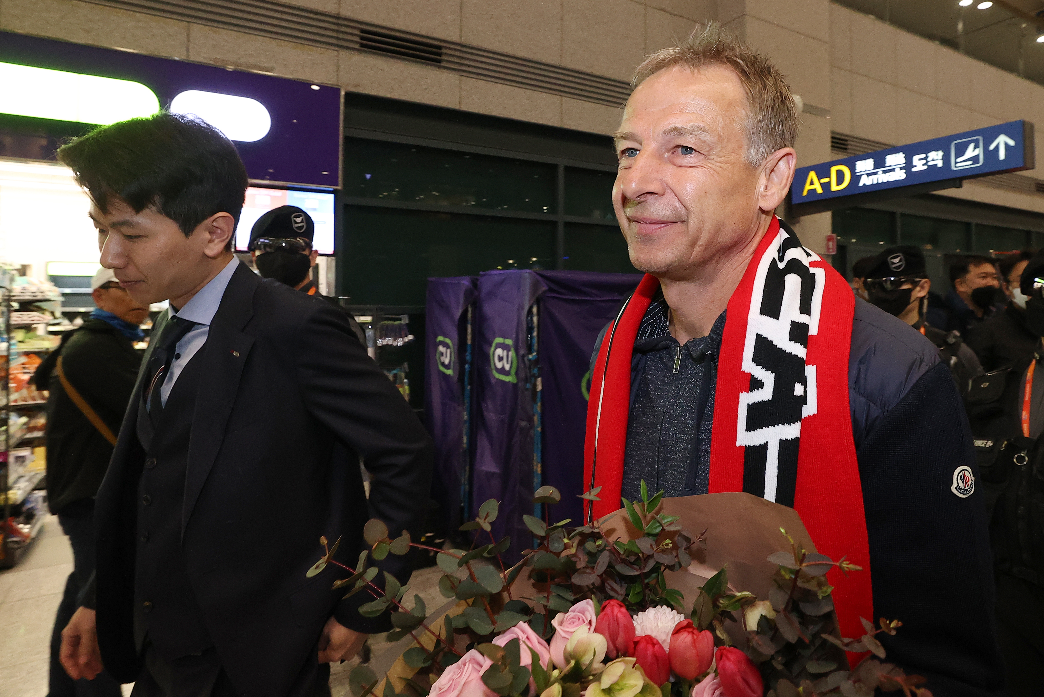 위르겐 클리스만 신임 축구대표팀 감독이 8일 오전 인천공항 입국장에 들어서고 있다.