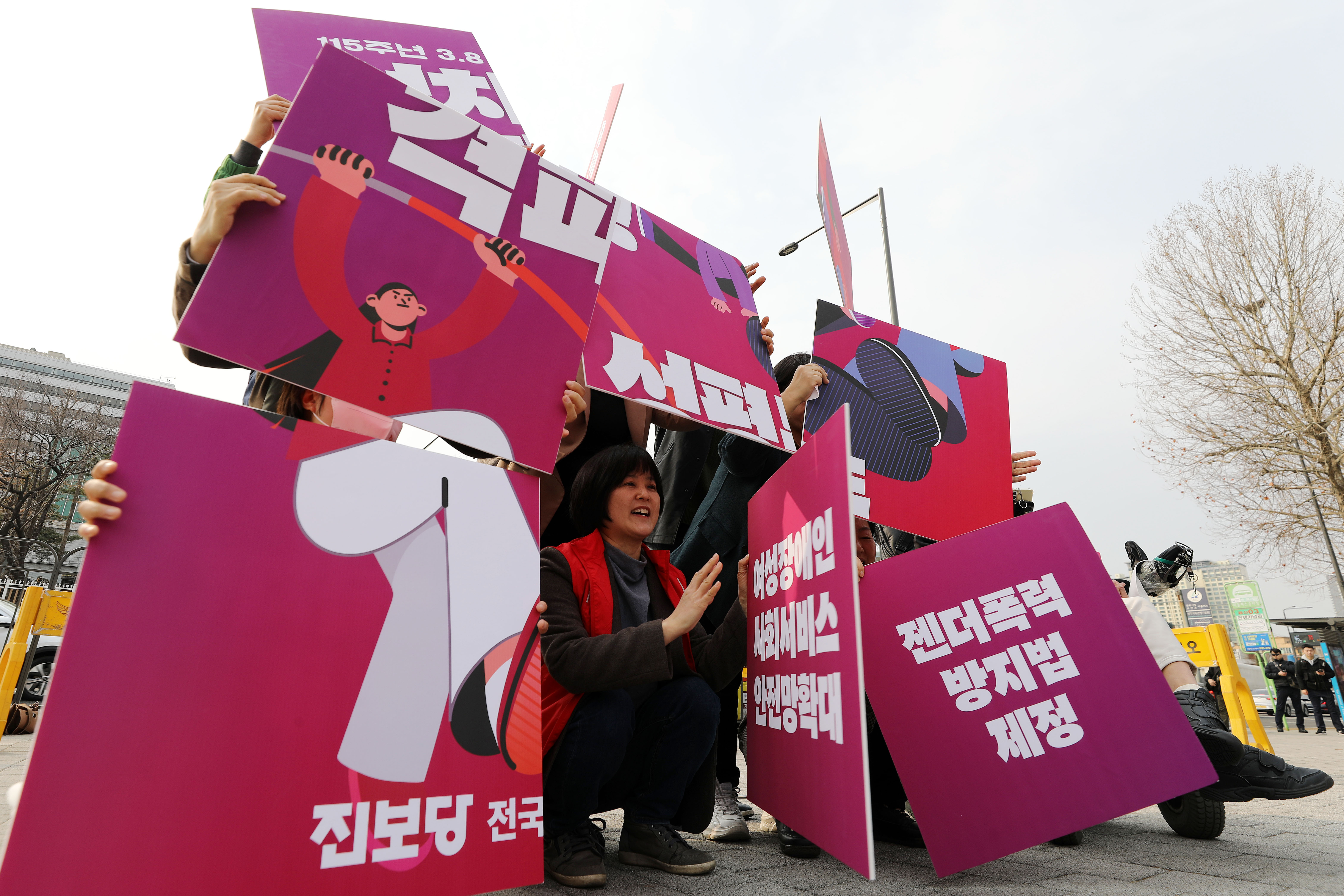 3.8 세계 여성의 날 기념 퍼포먼스  진보당과 여성시민단체 회원들이 8일 오전 서울 용산구 대통령실 앞에서 115주년 3.8 세계 여성의 날 기념 기자회견을 마치고 퍼포먼스를 하고 있다. 2023.03.08뉴시스