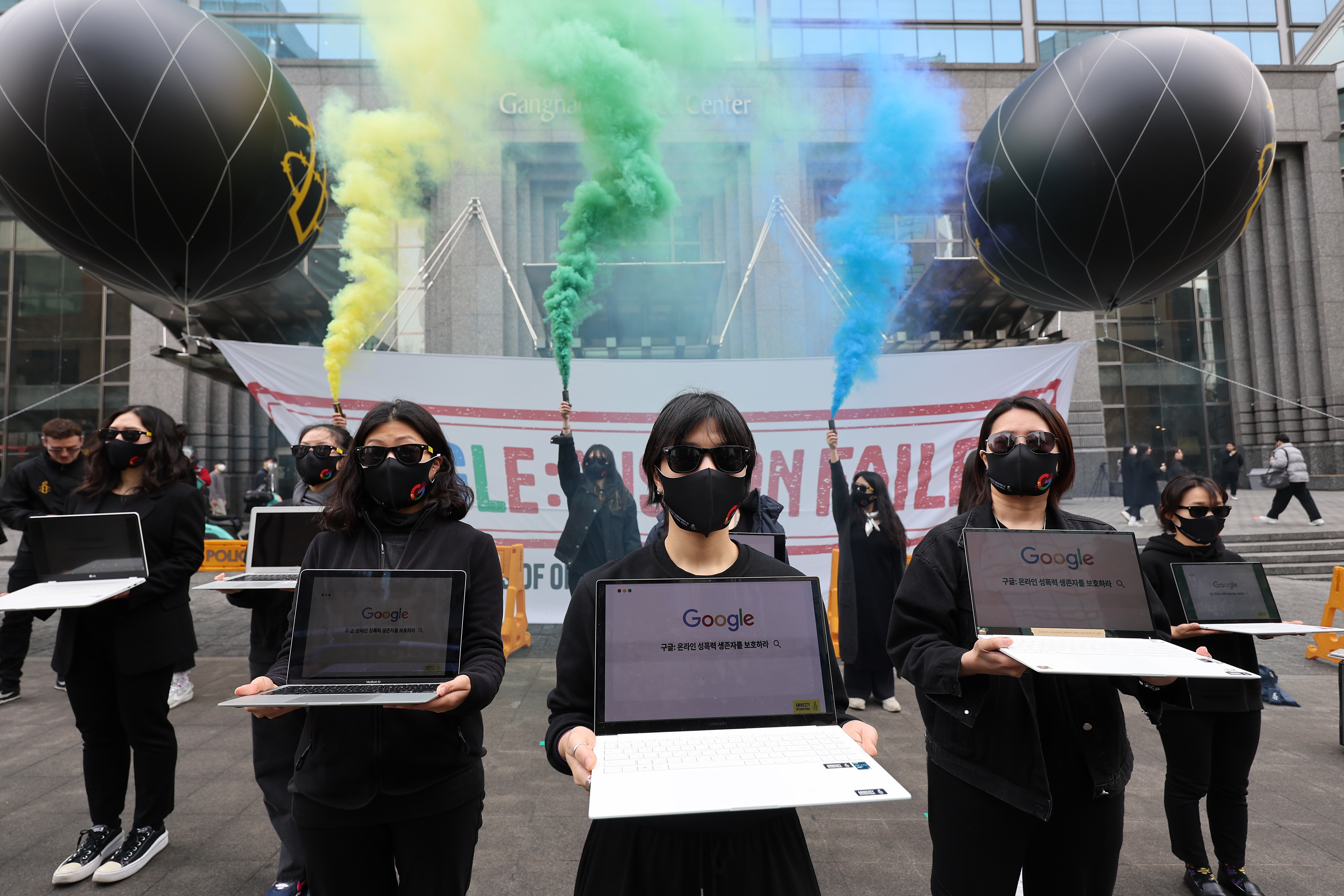 ‘구글: 미션 실패’ 플래시몹  8일 서울 역삼역 인근에서 세계여성의 날을 맞아 온라인 성폭력 생존자 보호를 촉구하며 국제앰네스티 한국지부가 개최한 ‘구글: 미션 실패’ 플래시몹이 열리고 있다. 2023.3.8연합뉴스