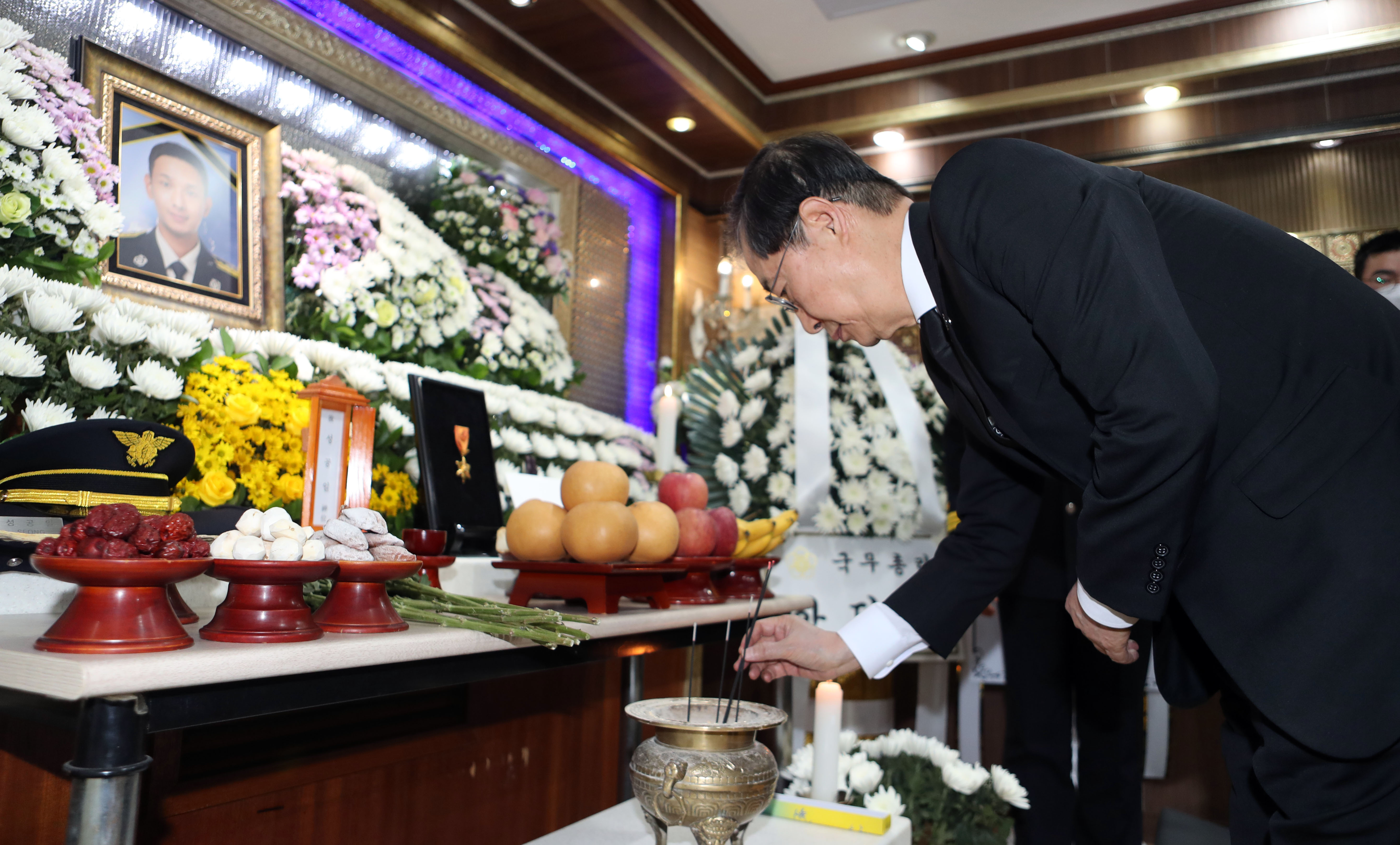 한덕수 국무총리가 8일 전북 전주시 덕진구 한 장례식장에 마련된 화재 현장에서 순직한 성공일 소방사의 빈소를 조문하고 있다. 전주 연합뉴스