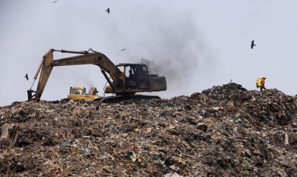 인도 뭄바이에 위치한 ‘쓰레기 산’에서 굴착기가 쓰레기를 정리하고 있다. 로이터 뉴스1