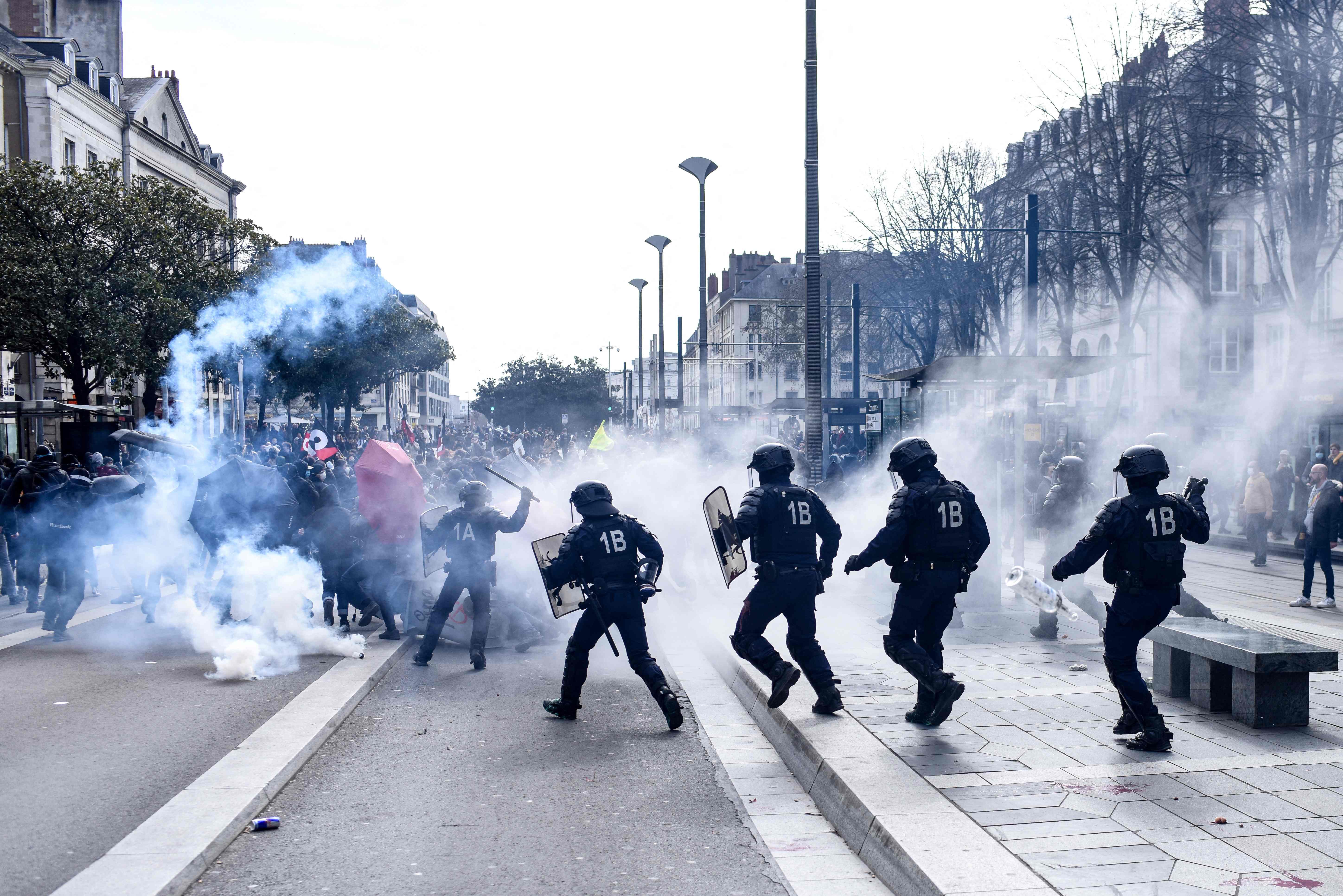 프랑스 경찰, 연금개혁 반대 시위대에 최루가스