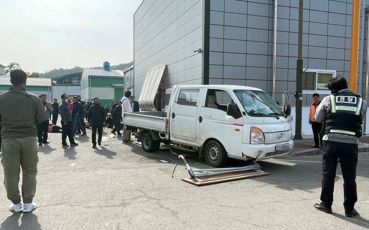 8일 오전 전북 순창군 구림면 한 농협 주차장에서 트럭이 조합장 투표를 기다리던 인파와 충돌했다. 사진은 사고 직후 현장 모습. 2023.3.8  연합뉴스