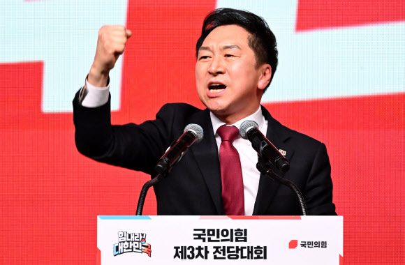 김기현 국민의힘 신임 대표가 8일 오후 경기도 고양시 일산 킨텍스에서 열린 국민의힘 제3차 전당대회에서 당대표로 선출된 후 수락연설을 하고 있다. 2023.3.8 공동취재