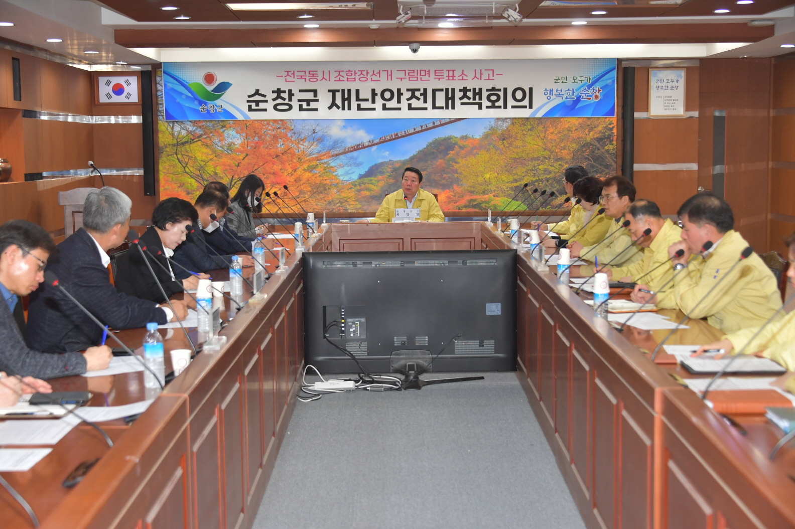 전북 순창군은 9일 오전 재난안전대책본부 회의를 열고 투표소 사고 피해자 4명에 대한 장례비로 500만원씩 지급하기로 했다. 순창군 제공