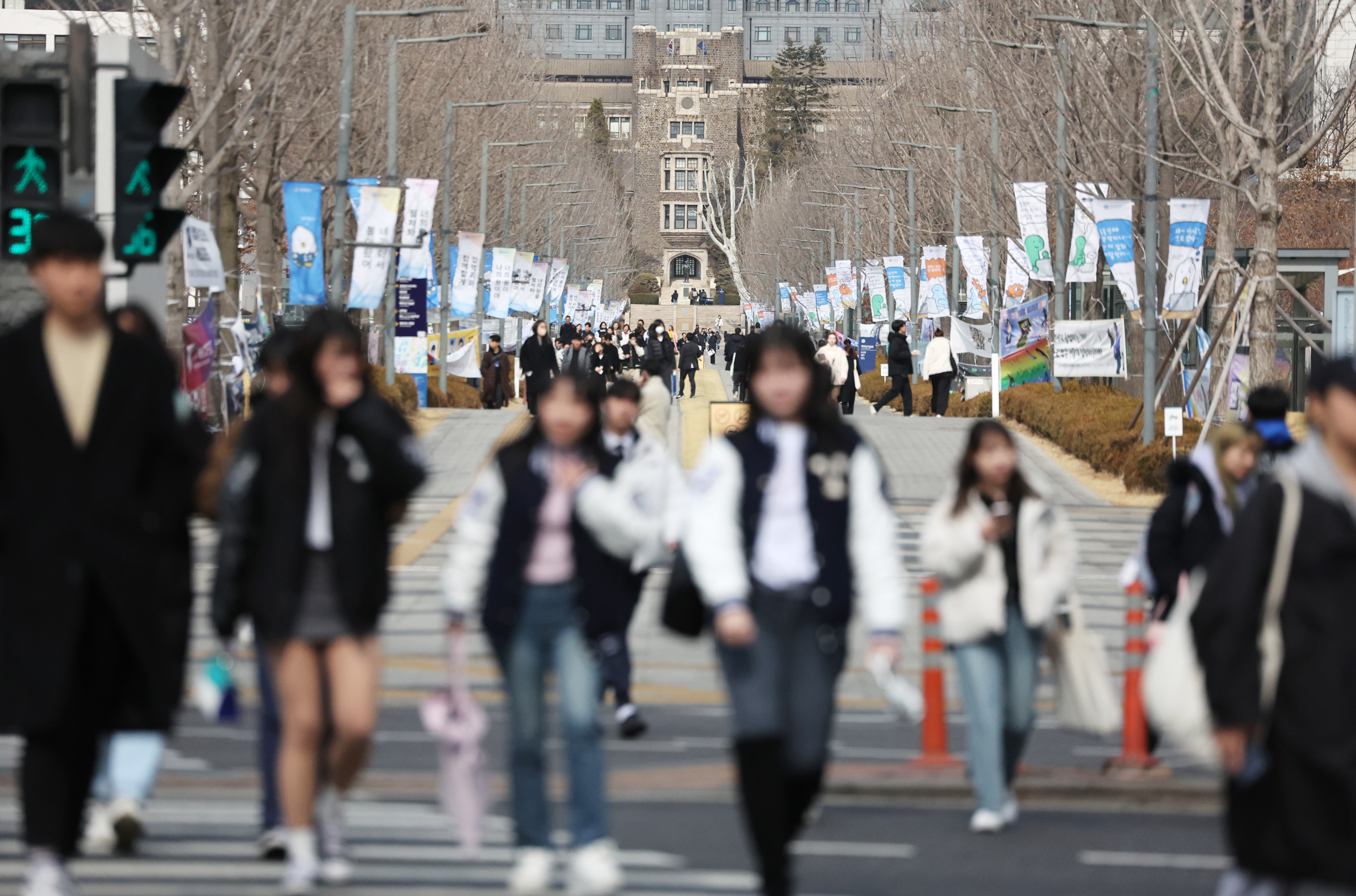 대부분 대학교가 개강을 마친 3일 서울 연세대학교 교문 주변이 등교한 학생들로 붐비고 있다. 연합뉴스