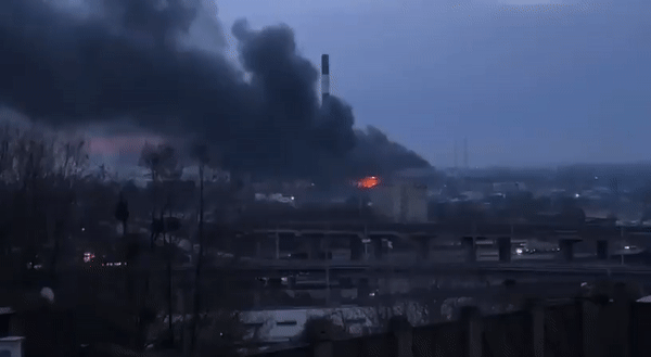 비탈리 클리츠코 키이우 시장에 따르면 9일(현지시간) 우크라이나 수도 키이우 남쪽 홀로시우스키 지구 에너지 기반 시설에서 폭발이 발생했다. 2023.3.9 텔레그램