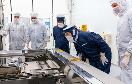 2020년 10월 네덜란드 ASML 본사를 방문한 이재용(오른쪽 두번째) 삼성전자 회장이  EUV 노광장비를 살펴보고 있다. 삼성전자 제공