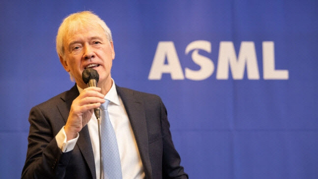 지난해 11월 방한해 한국 투자 계획을 밝히고 있는 페테르 베닝크 ASML 최고경영자(CEO). ASML 제공