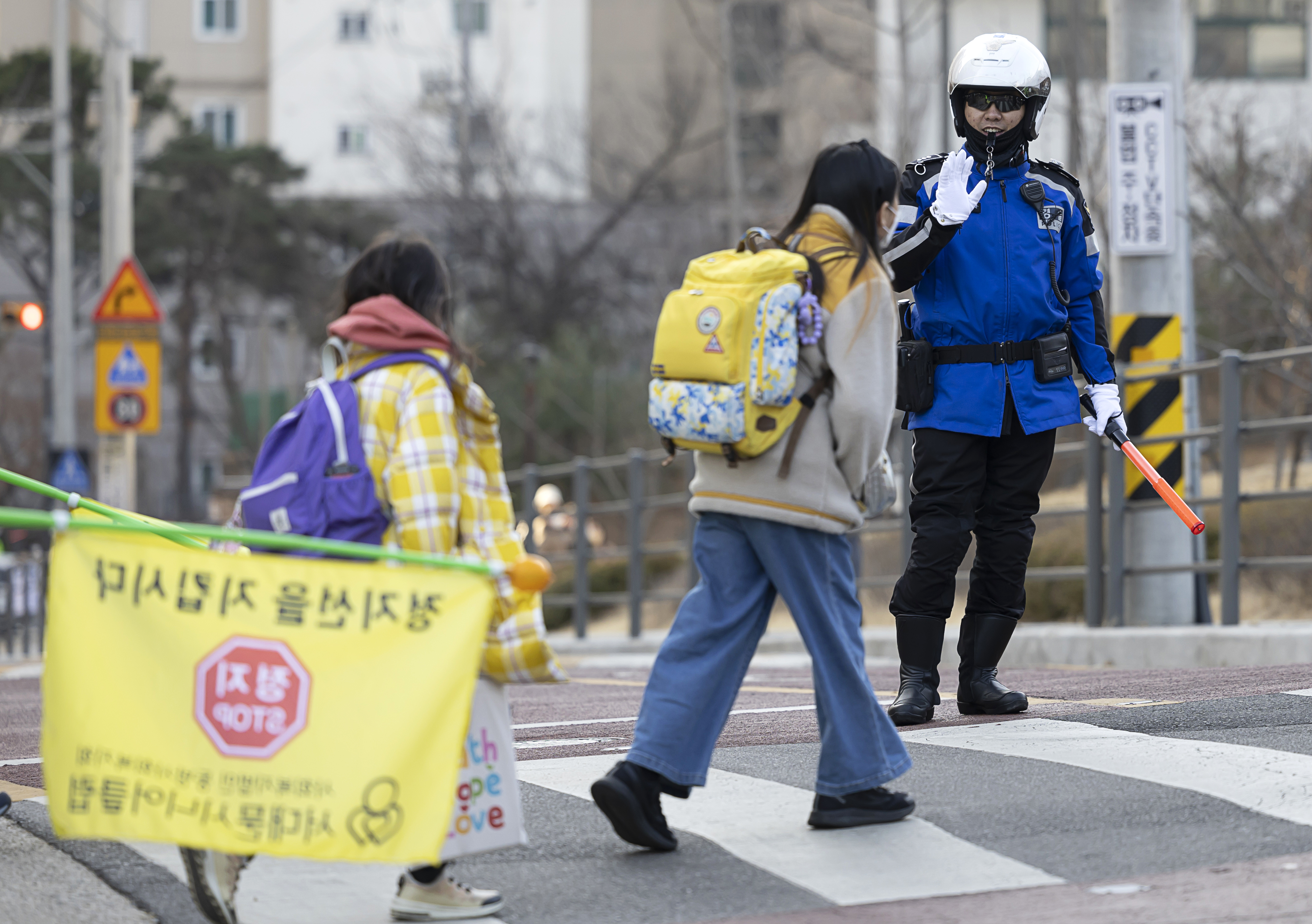 3일 오전 서울 서대문구 연가초등학교 앞에서 경찰이 ‘새 학기 등교 스쿨존 특별단속’중 학생과 인사를 하고 있다. 2023.3.3 연합뉴스