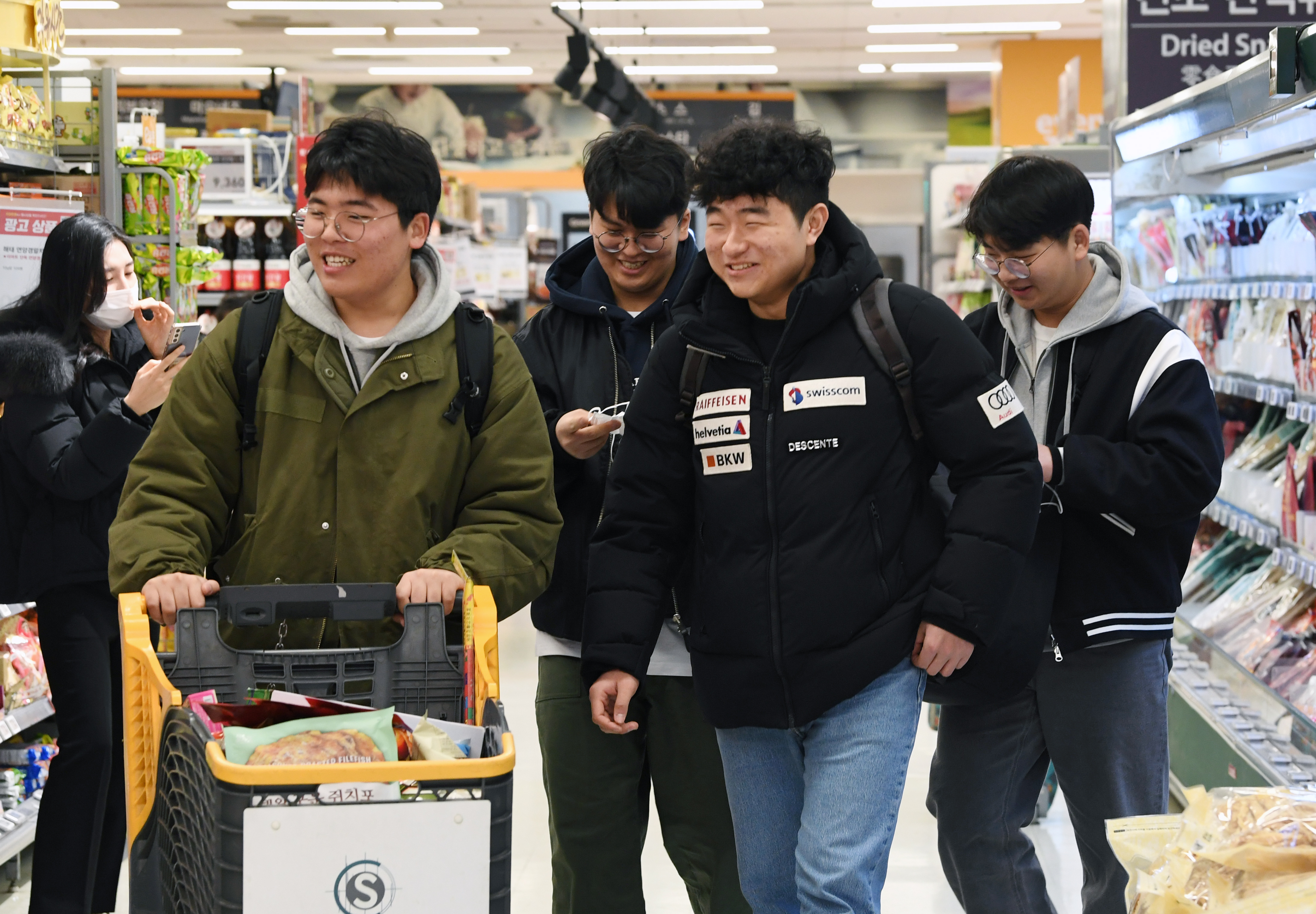 서울의 한 대형마트에서 시민들이 마스크를 벗고 장을 보고 있다. 도준석 기자