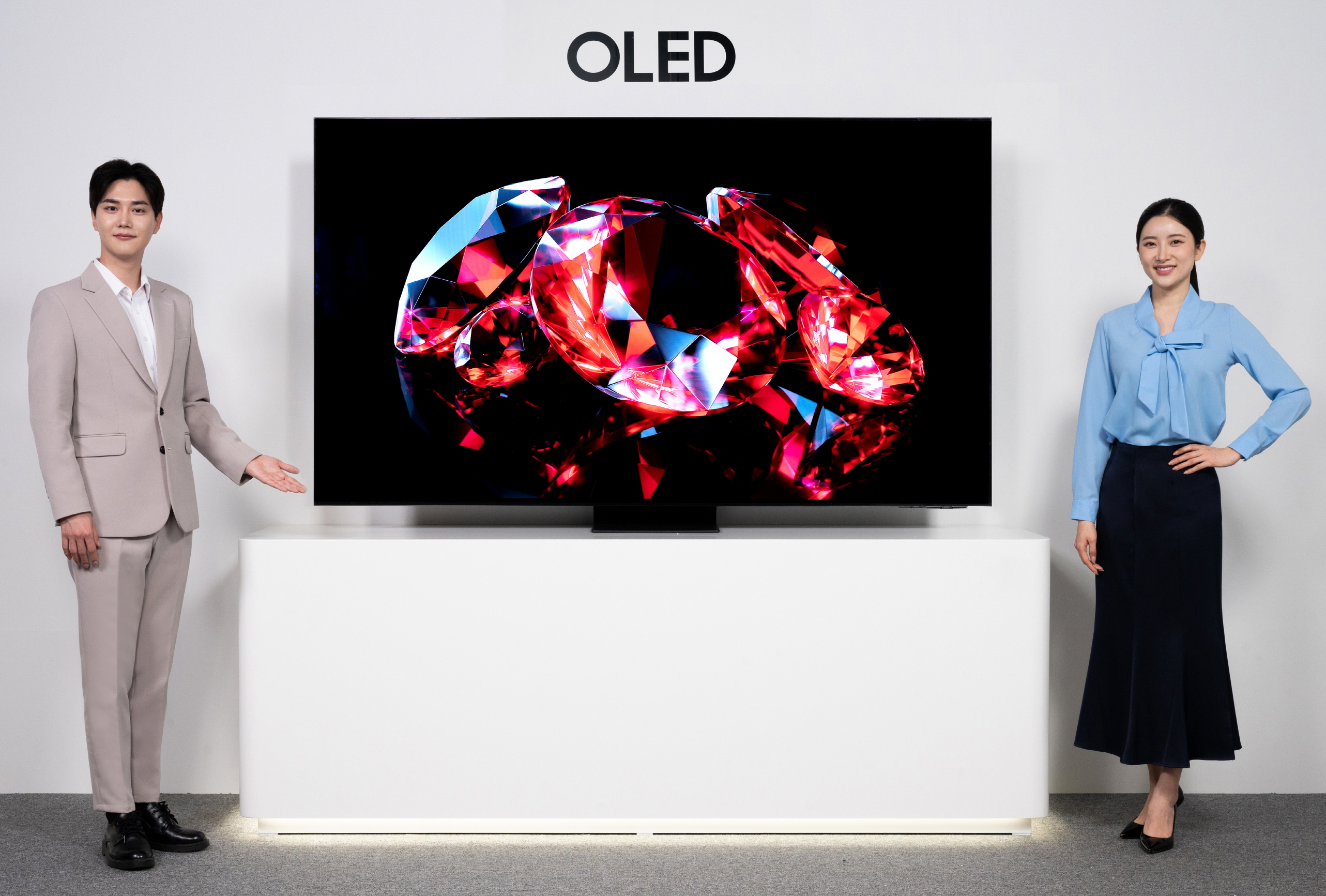 9일 서울 서초구 서초동 삼성전자 사옥 다목적홀에서 열린 2023년 TV 신제품 공개 행사에서 모델이 OLED TV를 소개하고 있다. 삼성전자 제공