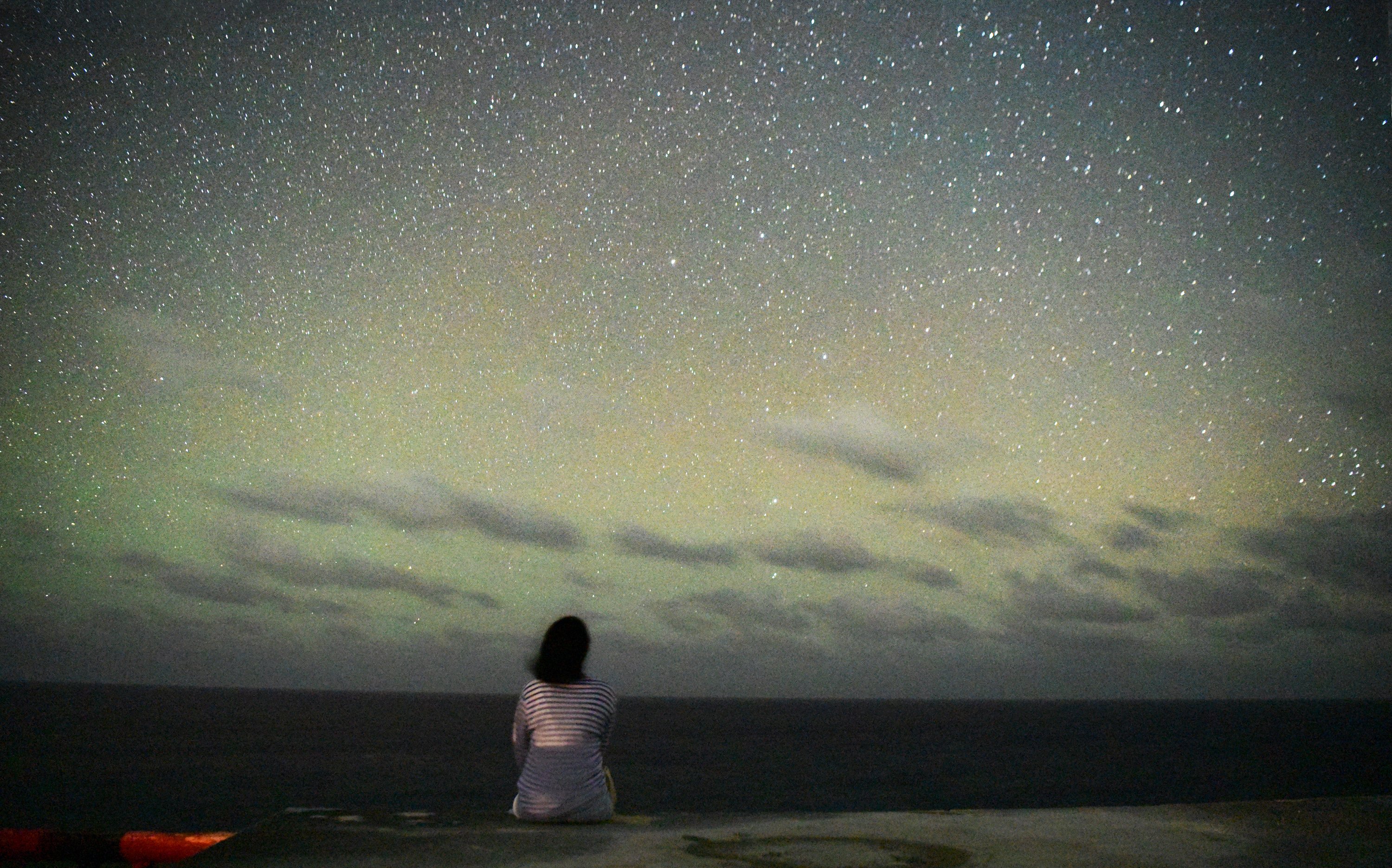 사이판 북부의 만세절벽을 찾은 별빛투어 참가자가 남태평양 위로 아이맥스 영화처럼 펼쳐진 별들을 바라보고 있다. 만세절벽 일대는 미세먼지와 광해가 적어 ‘별멍’의 명소로 이름이 높다.