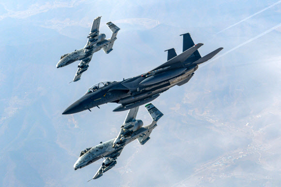 올해 첫 쌍매훈련에 참가 중인 한국 공군의 F-15K 전투기(가운데)와 미국 공군의 A-10 공격기가 지난 8일 경기 평택시 주한미공군 오산기지에서 연합 편대비행을 실시하고 있다. 2023.3.9. 공군 제공