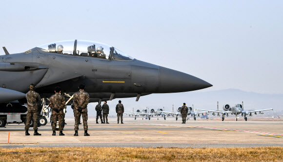 올해 첫 쌍매훈련에 참가 중인 한국 공군의 F-15K 전투기와 미국 공군의 A-10 공격기가 지난 8일 경기 평택시 주한미공군 오산기지에서 이륙을 위해 활주로로 이동하고 있다. 2023.3.9. 공군 제공