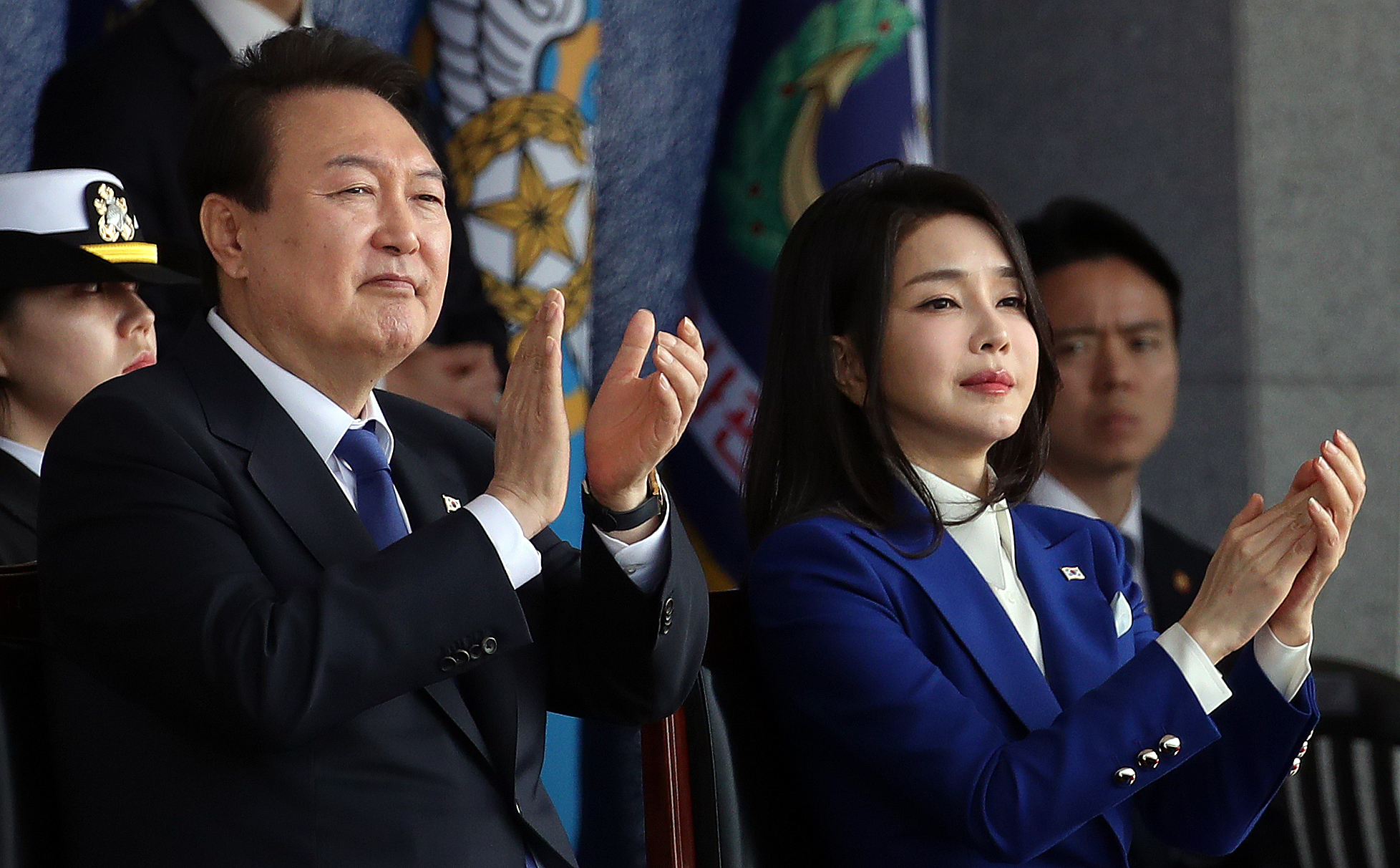 윤석열 대통령과 부인 김건희 여사가 10일 경남 창원 진해구 해군사관학교에서 열린 제77기 졸업 및 임관식에서 신임 장교들의 분열에 박수를 보내고 있다. 창원 뉴시스