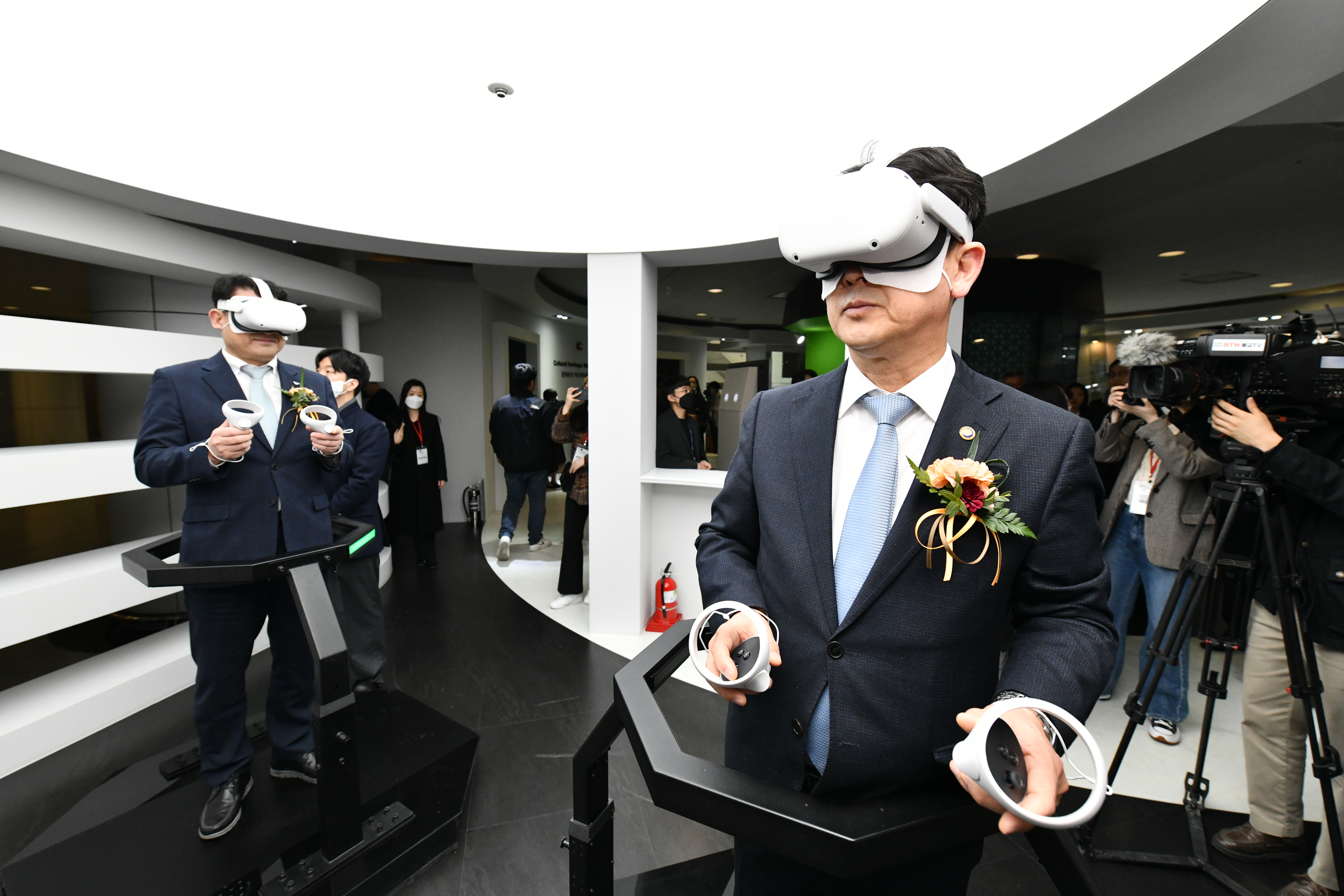 최응천 문화재청장이 10일 인천국제공항에 마련된 ‘여행자 센터’에서 가상현실(VR) 기기를 체험하고 있다. 문화재청 제공