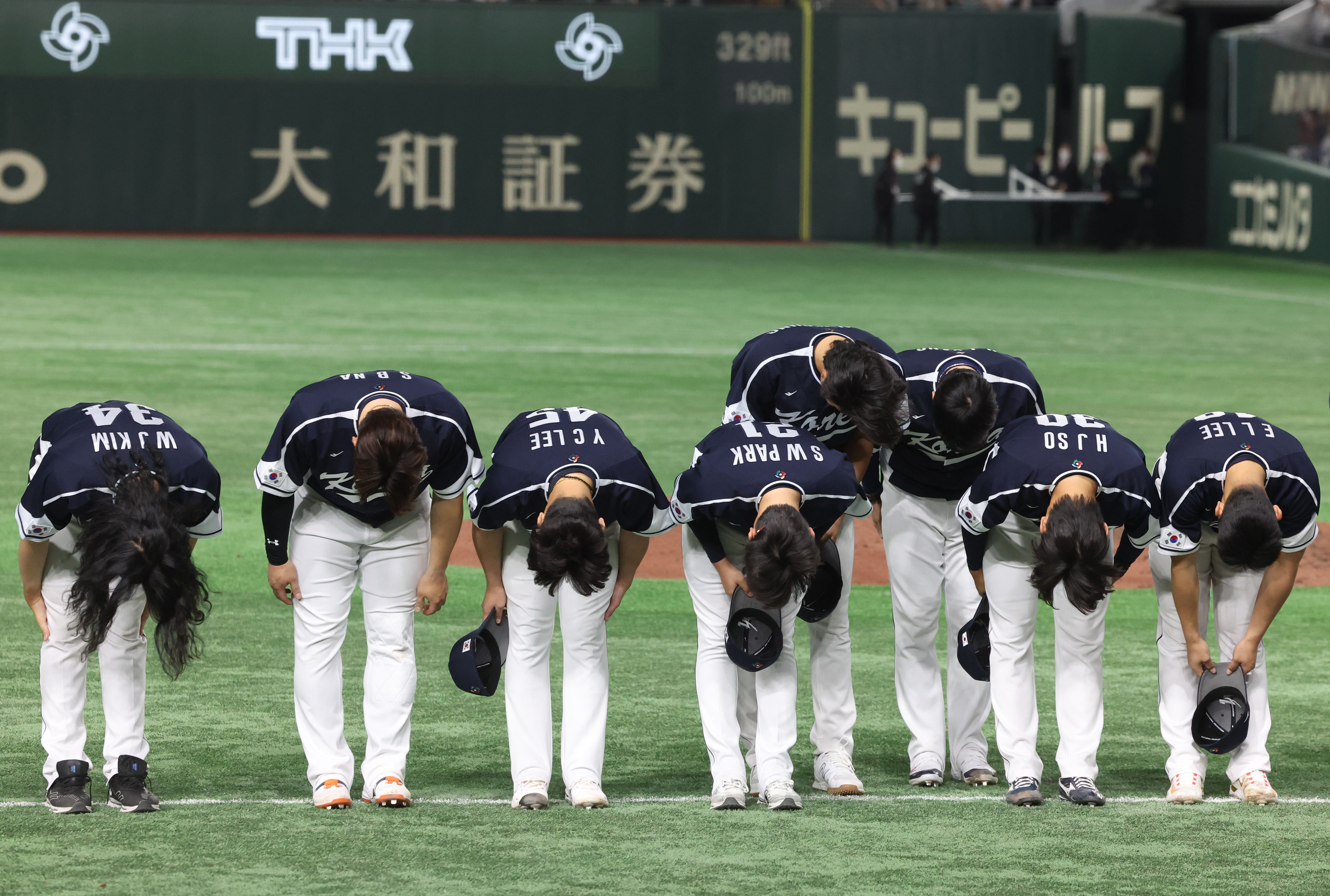 10일 일본 도쿄돔에서 열린 2023 월드베이스볼클래식(WBC) B조 본선 1라운드 한국과 일본의 경기에서 한국이 4-13으로 대패했다.  경기 뒤 한국 선수들이 고개 숙여 인사하고 있다. 도쿄 연합뉴스