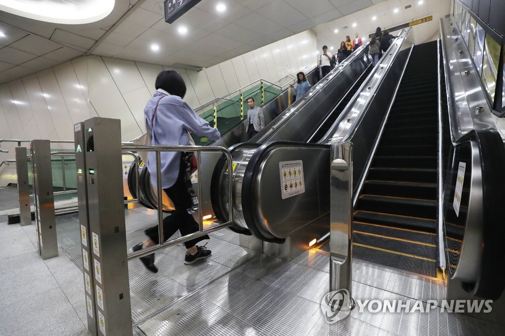 노후 에스컬레이터 교체 공사로 폐쇄됐던 서울지하철 5호선 동대문역사문화공원역 환승통로가 재개통한 21일 오전 시민들이 환승구간을 이용하고 있다.