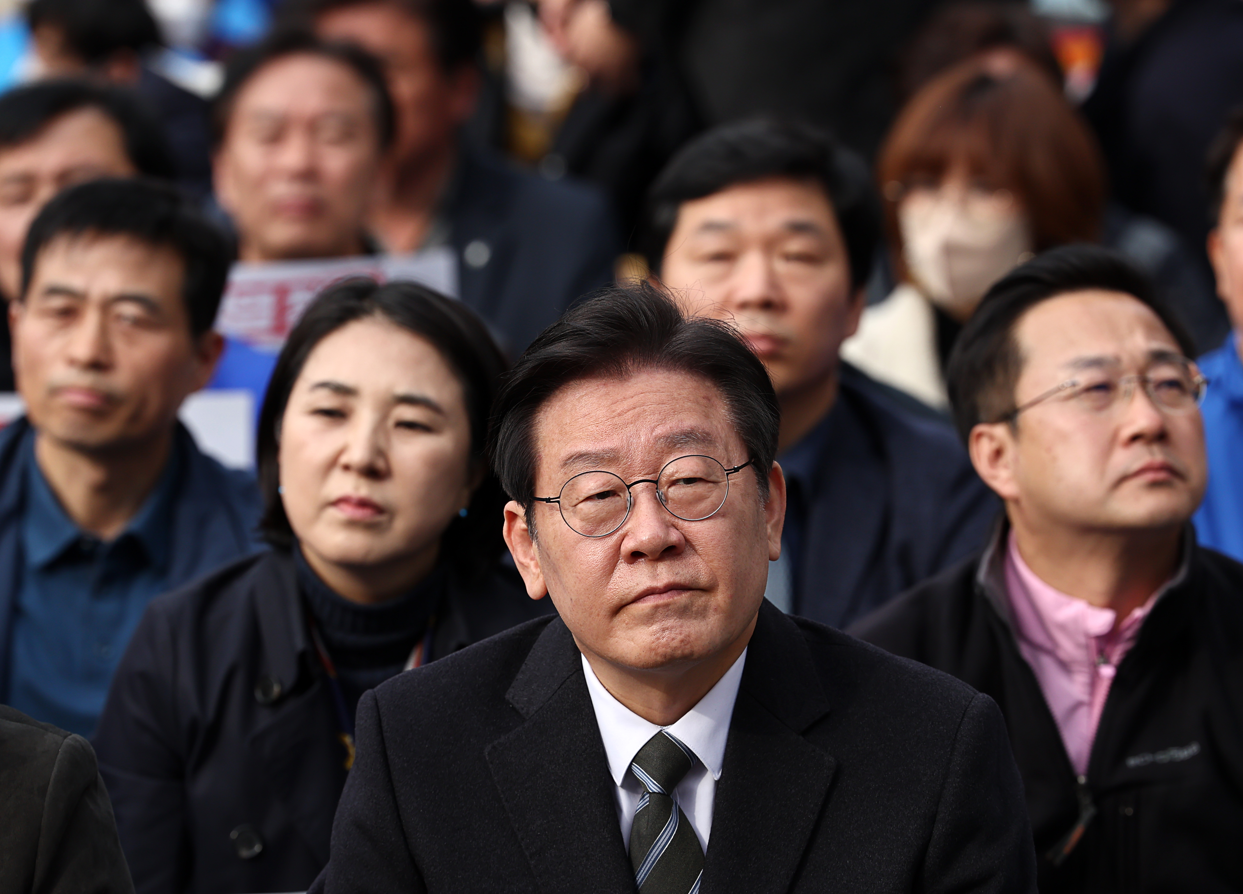 이재명(가운데) 더불어민주당 대표가 11일 서울시청 광장 동편에서 열린 ‘강제동원 굴욕해법 무효 촉구 2차 범국민대회’에 참석해 생각에 잠겨 있다. 연합뉴스