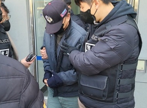 지난달 춘천지법에서 구속영장실질심사를 받고 나오는 피의자 김씨. 채널A 영상 캡처