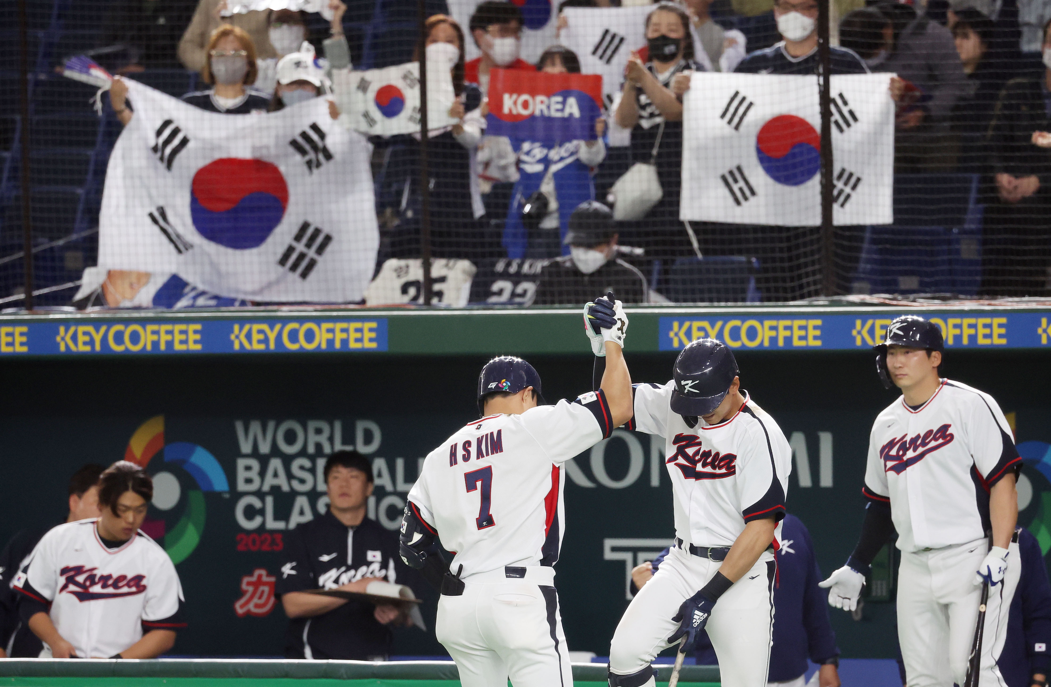 12일 일본 도쿄 도쿄돔에서 열린 2023 월드베이스볼클래식(WBC) B조 3차전 7회말 무사 상황에서 한국의 김하성이 두 번째 솔로홈런을 친 뒤 동료들과 조용히 기쁨을 나누고 있다. 한국은 체코에 7-3으로 이겼다. 도쿄 연합뉴스