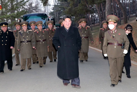 김정은 북한 국무위원장이 지난 9일 서부전선의 중요작전임무를 담당하고있는 화성포병부대의 화력습격훈련을 현지지도했다고 조선중앙TV가 10일 보도했다. 김 위원장은 둘째 딸 ‘주애’를 데리고 단거리 탄도미사일(SRBM)인 ‘신형전술유도무기’ 발사 현장을 참관했으며 압도적 대응 능력을 키울 것을 주문했다. 조선중앙TV 화면.