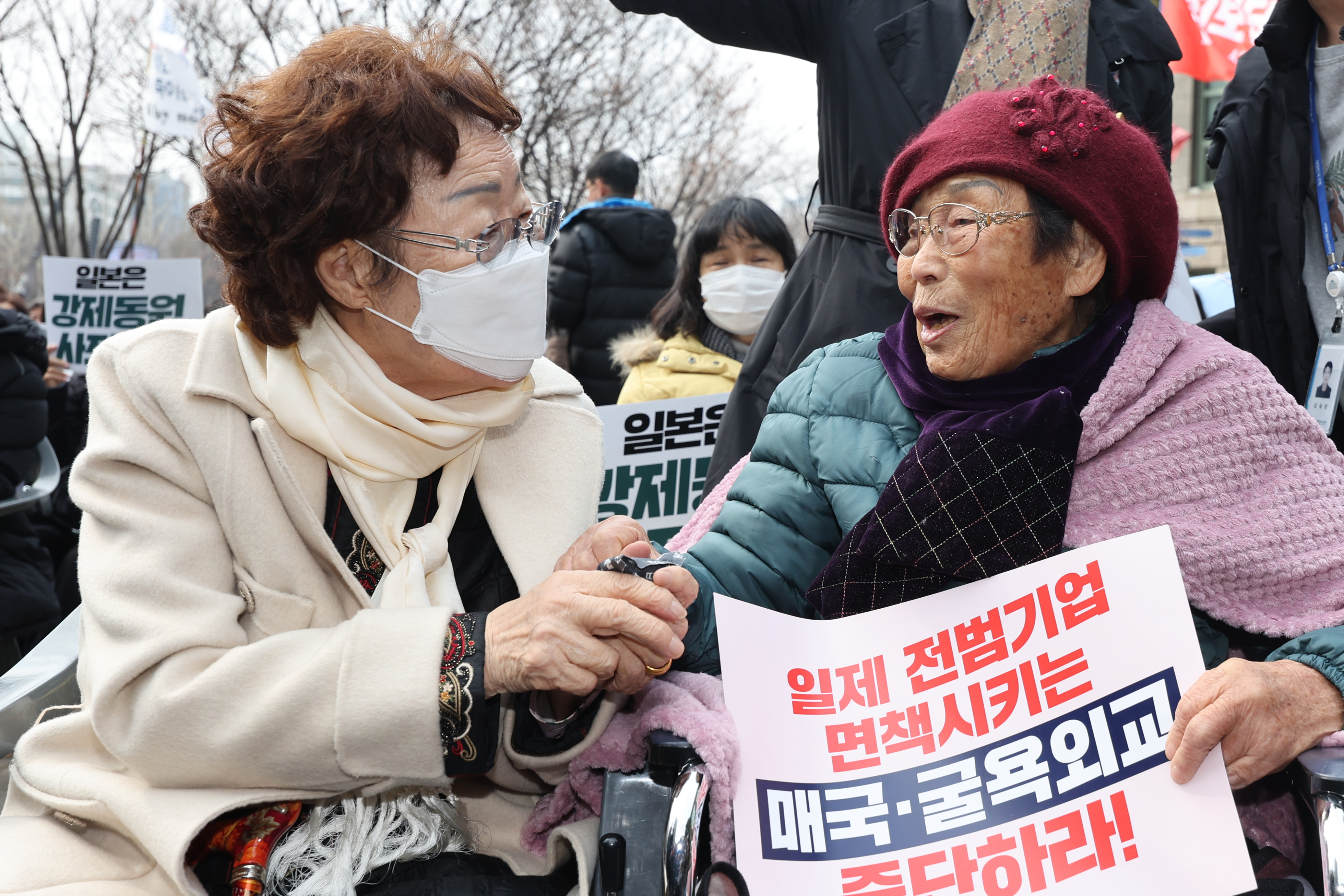 손잡은 위안부·강제동원 피해 할머니들