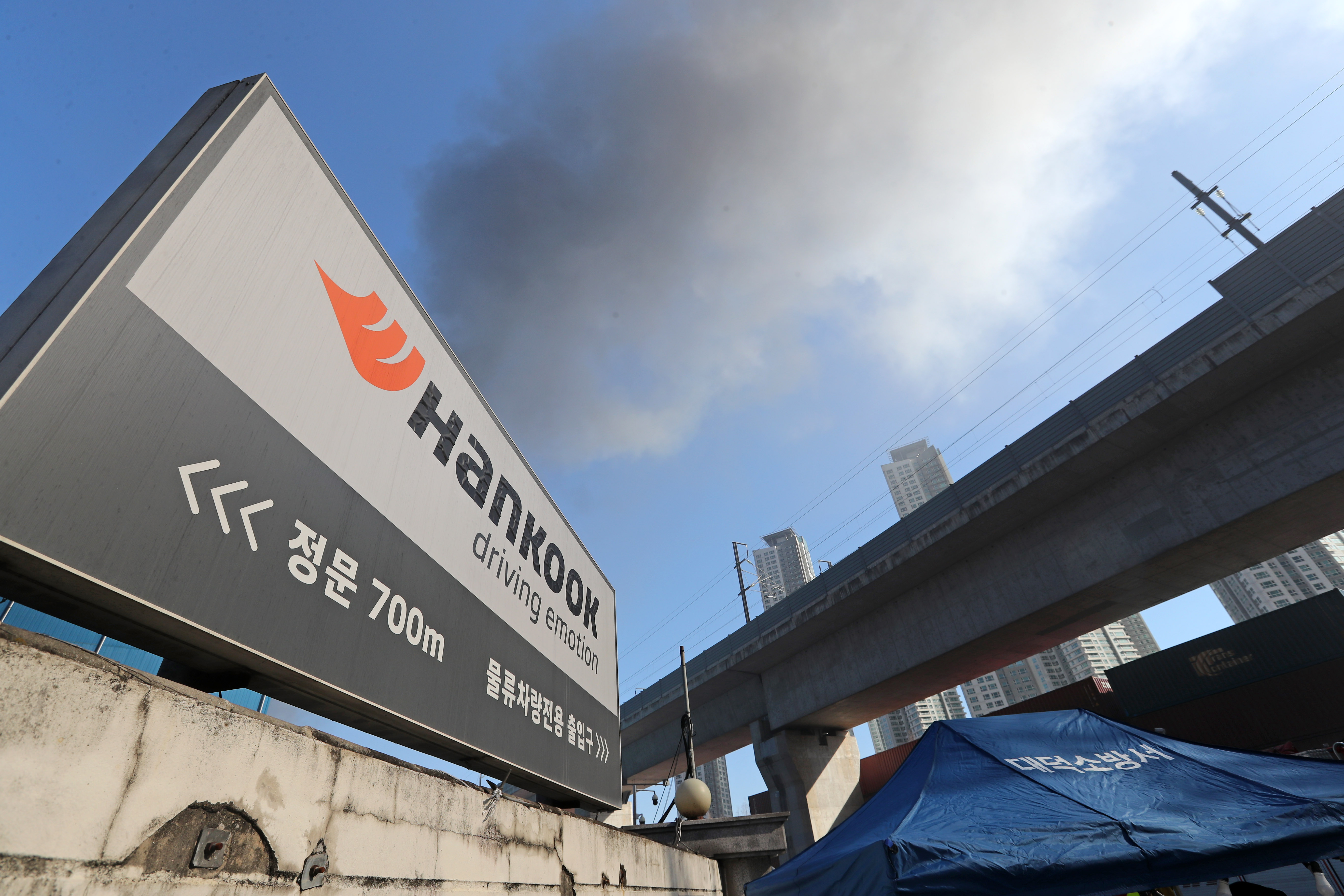 13일 오전 대전시 대덕구 목상동 한국타이어 공장에서 난 불로 인한 연기가 공중으로 치솟고 있다. 연합뉴스