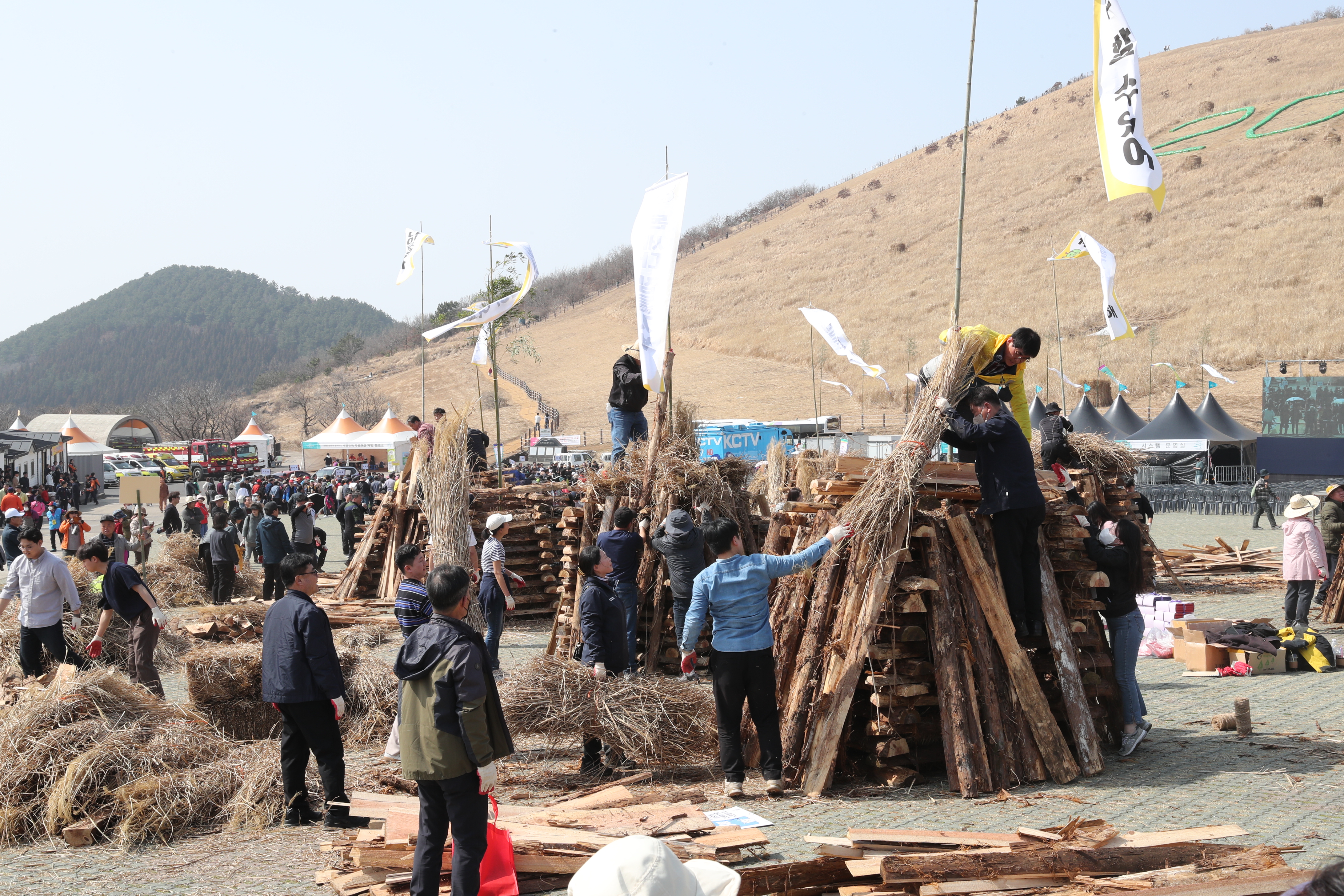 제주들불축제 달집만들기 행사. 제주시 제공