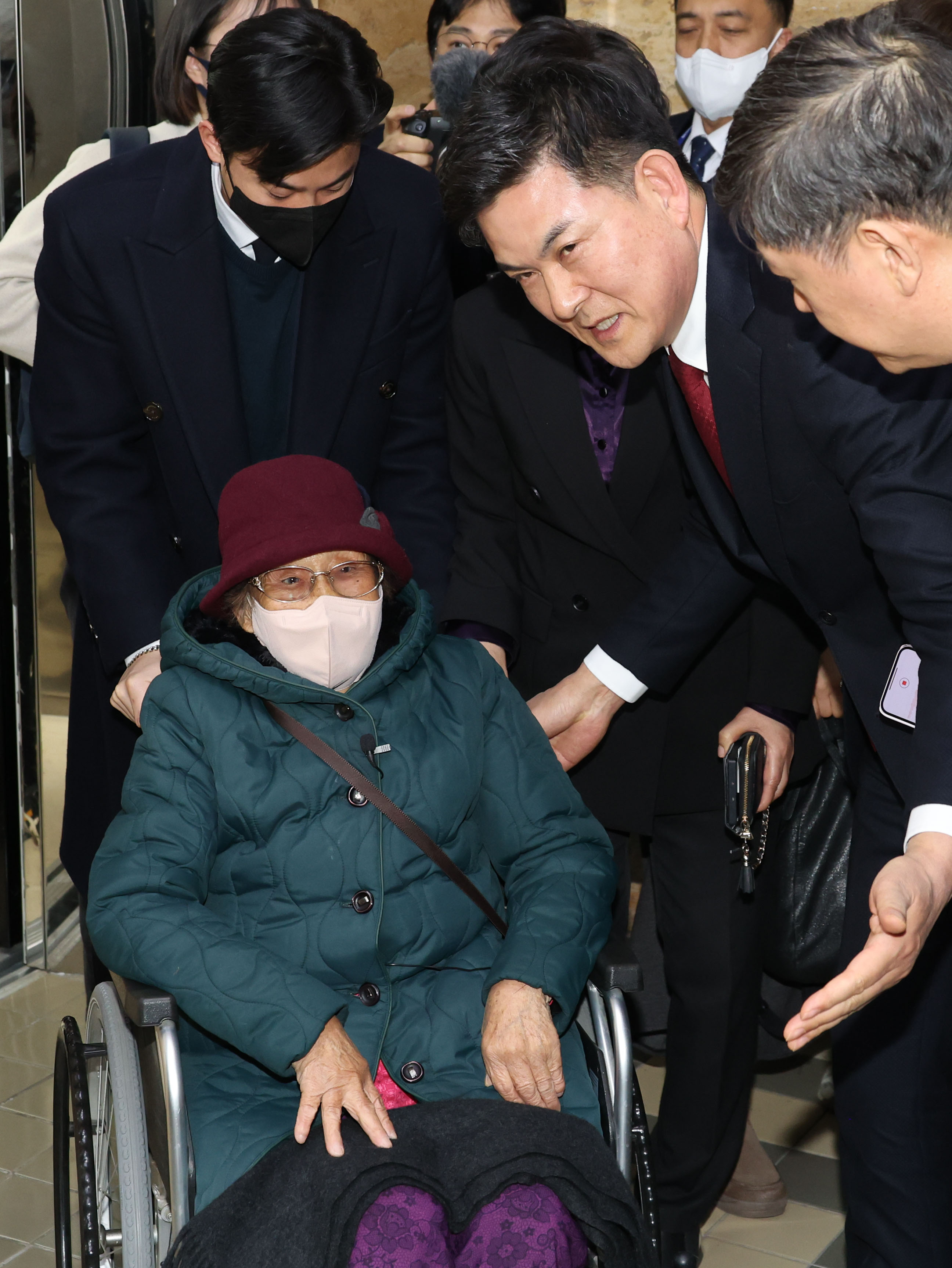 강제징용 피해자 양금덕 할머니를 위원장실로 안내하는 김태호 외통위원장