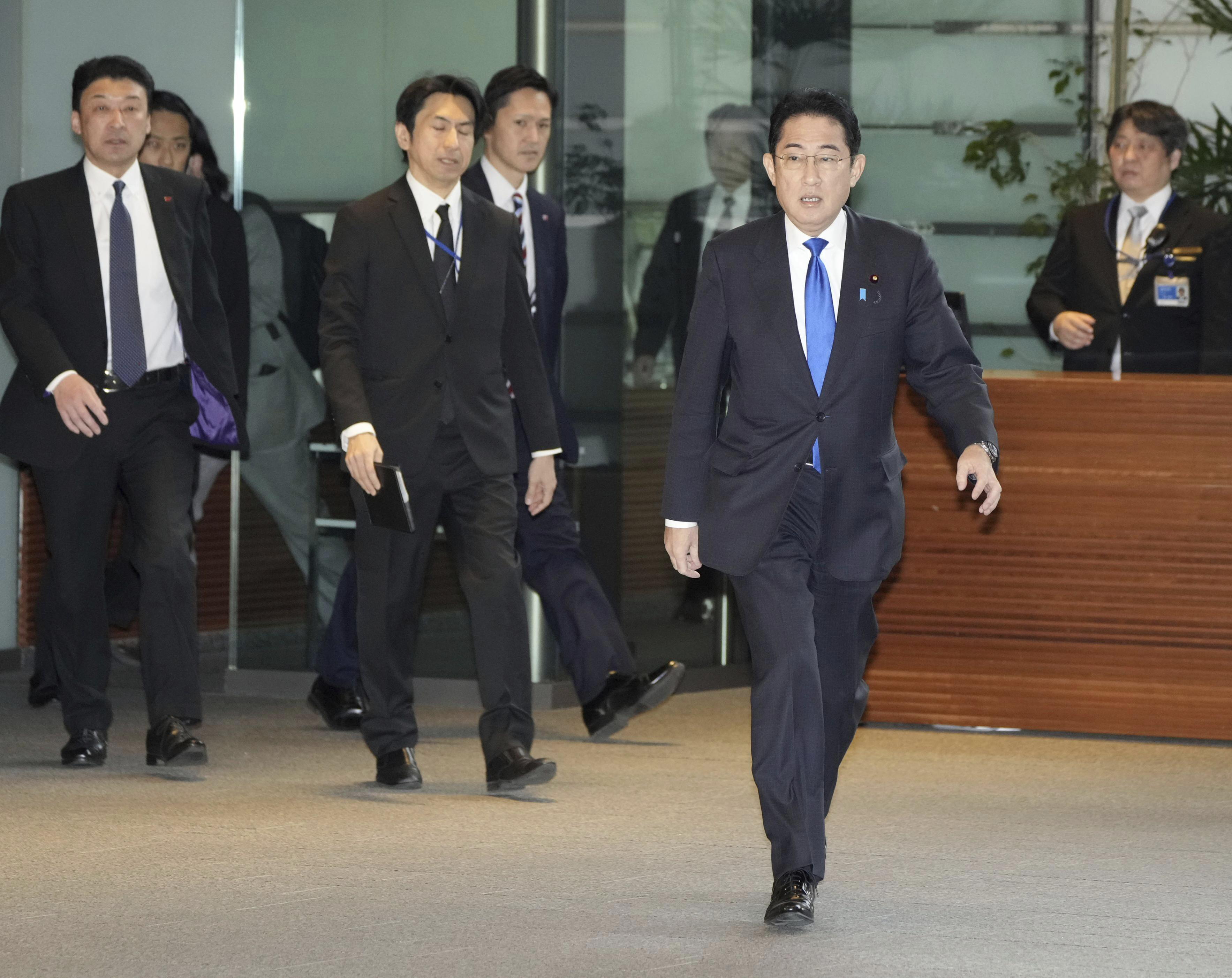 마스크 벗고 출근하는 일본 기시다 총리
