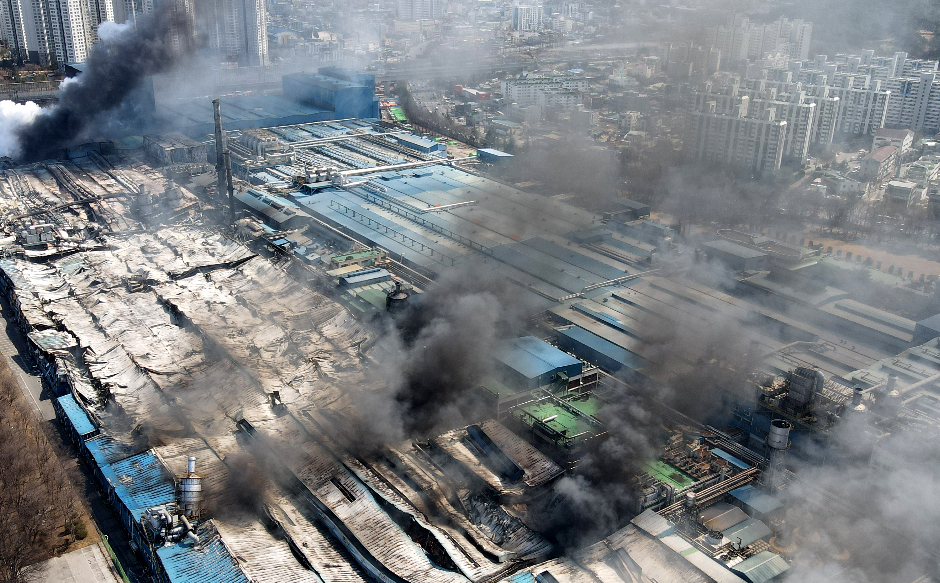 13일 오전 대전 대덕구 목상동 한국타이어 대전공장 제2 공장에서 검은 연기가 계속 올라오고 있다. 전날 밤 10시 9분쯤 발생한 대형 화재는 전국 모든 소방 역량이 집결하고도 꺼지지 않았다. 진화작업은 이날 밤늦게까지 계속됐다. 이 불로 제2 공장이 전소됐고, 물류동에 있던 타이어 21만개도 불에 탔다.
대전 뉴스1