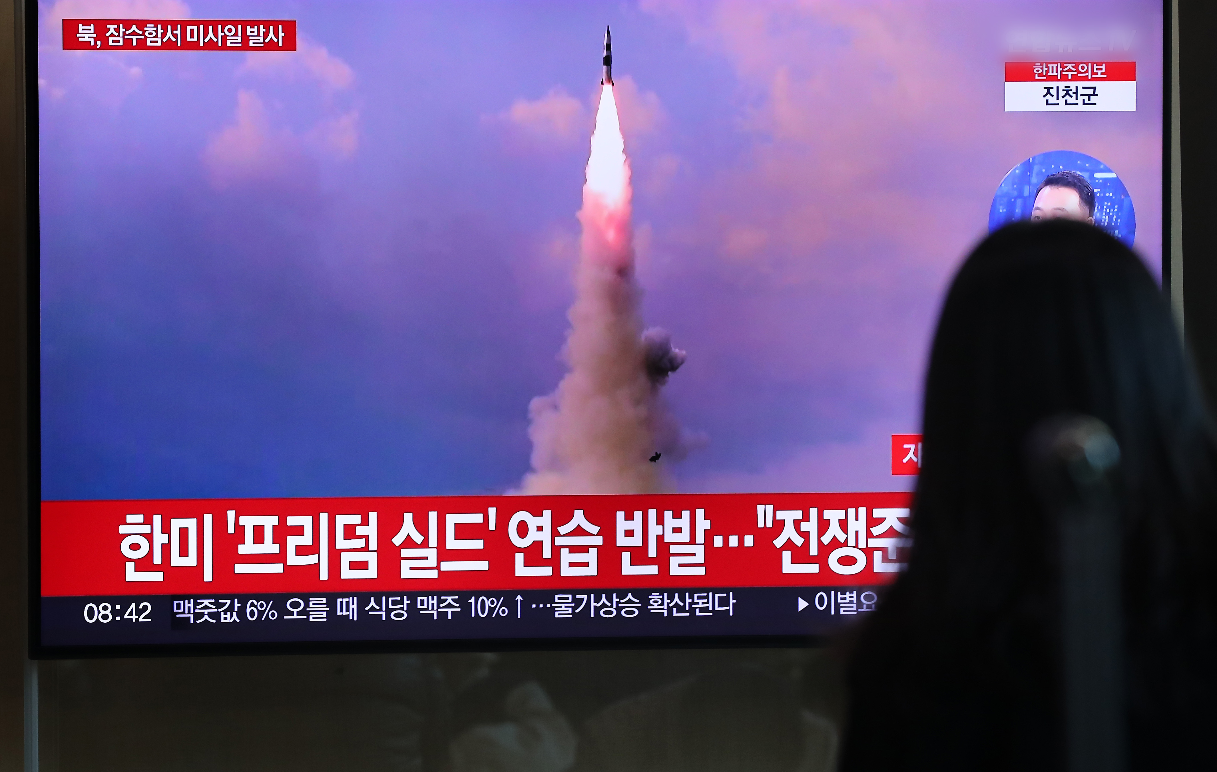 13일 오전 서울역 대합실에서 시민들이 북한의 미사일 발사 관련 뉴스를 시청하고 있다. 2023.3.13 뉴스1