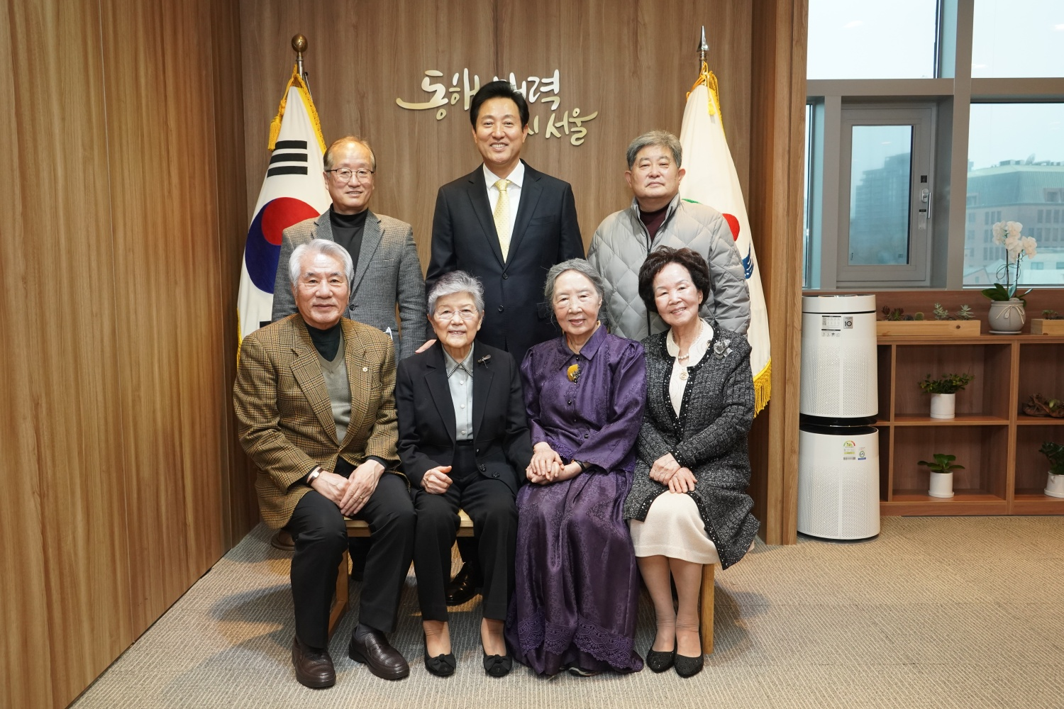 오세훈 서울시장이 지난 9일 서울시청에서 열린 ‘인생감동 어르신’ 간담회에서 참석자들과 기념 촬영을 하고 있다. 윗줄 맨 왼쪽부터 시계방향으로 김종윤씨, 오 시장, 변창수·유선진·이복계·이상숙·홍경석씨. 서울시 제공