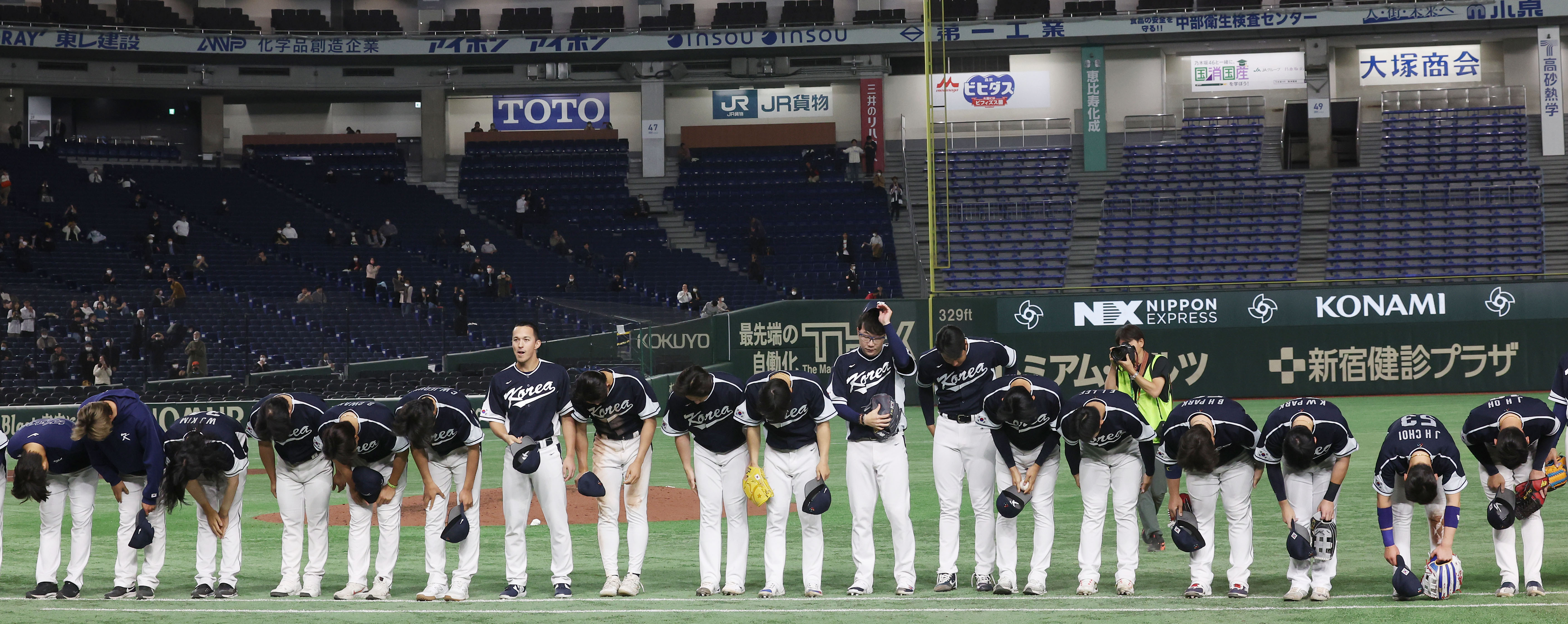 13일 일본 도쿄 도쿄돔에서 열린 2023 월드베이스볼클래식(WBC) B조 본선 1라운드 한국과 중국의 경기에서 5회말 22대2 콜드게임 승리로 경기를 마친 한국 야구팀이 관중석을 향해 인사하고 있다. B조 1라운드에서 2승 2패를 기록한 한국은 3회 연속 1라운드 탈락이라는 수모를 겪게 됐다. 도쿄 연합뉴스