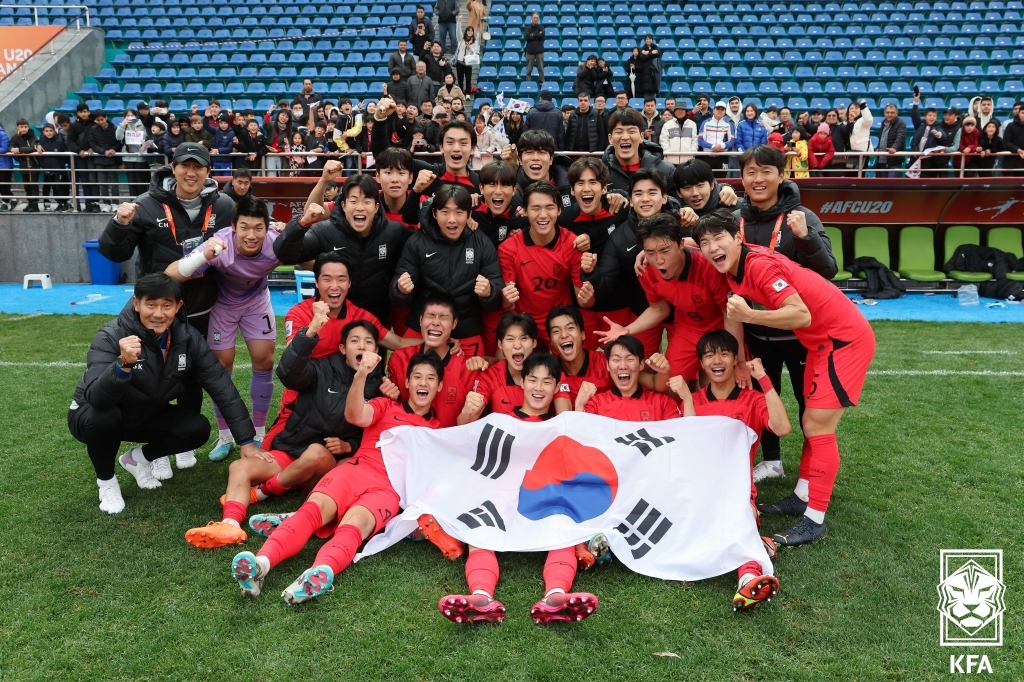 20세 이하(U20) 한국 축구 대표팀 선수들이 지난 12일(한국시간) 우즈베키스탄에서 열린 2023 U20 아시안컵 중국과의 8강전에서 승리하며 U20 월드컵 본선 티켓을 따낸 뒤 태극기를 앞에 두고 환호하고 있다. 대한축구협회 제공