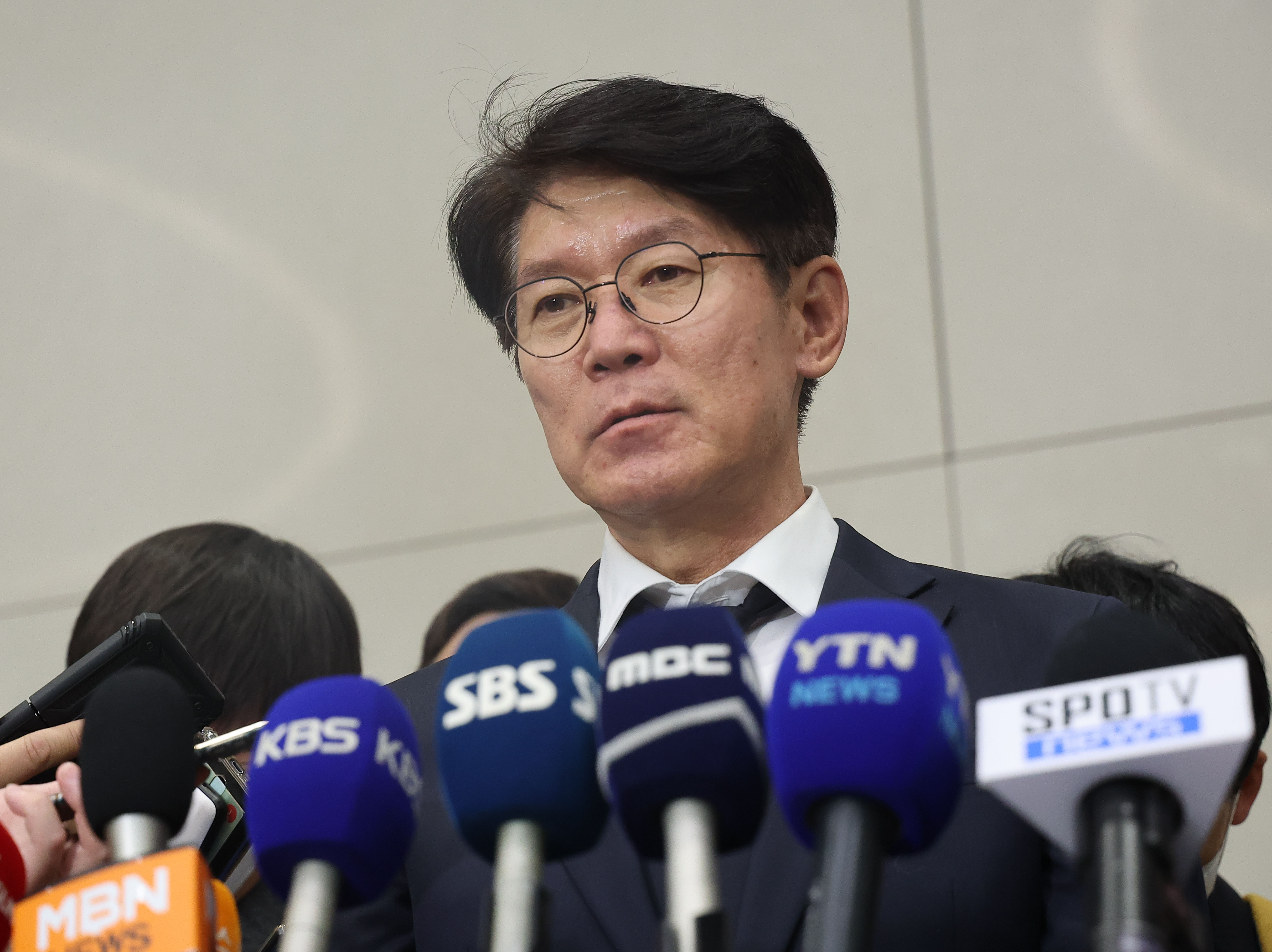 기자회견 하는 이강철 감독  2023 월드베이스볼클래식(WBC)에서 조기 탈락한 한국 야구대표팀 이강철 감독이 14일 오후 인천국제공항 2터미널을 통해 귀국해 기자회견을 하고 있다.
연합뉴스