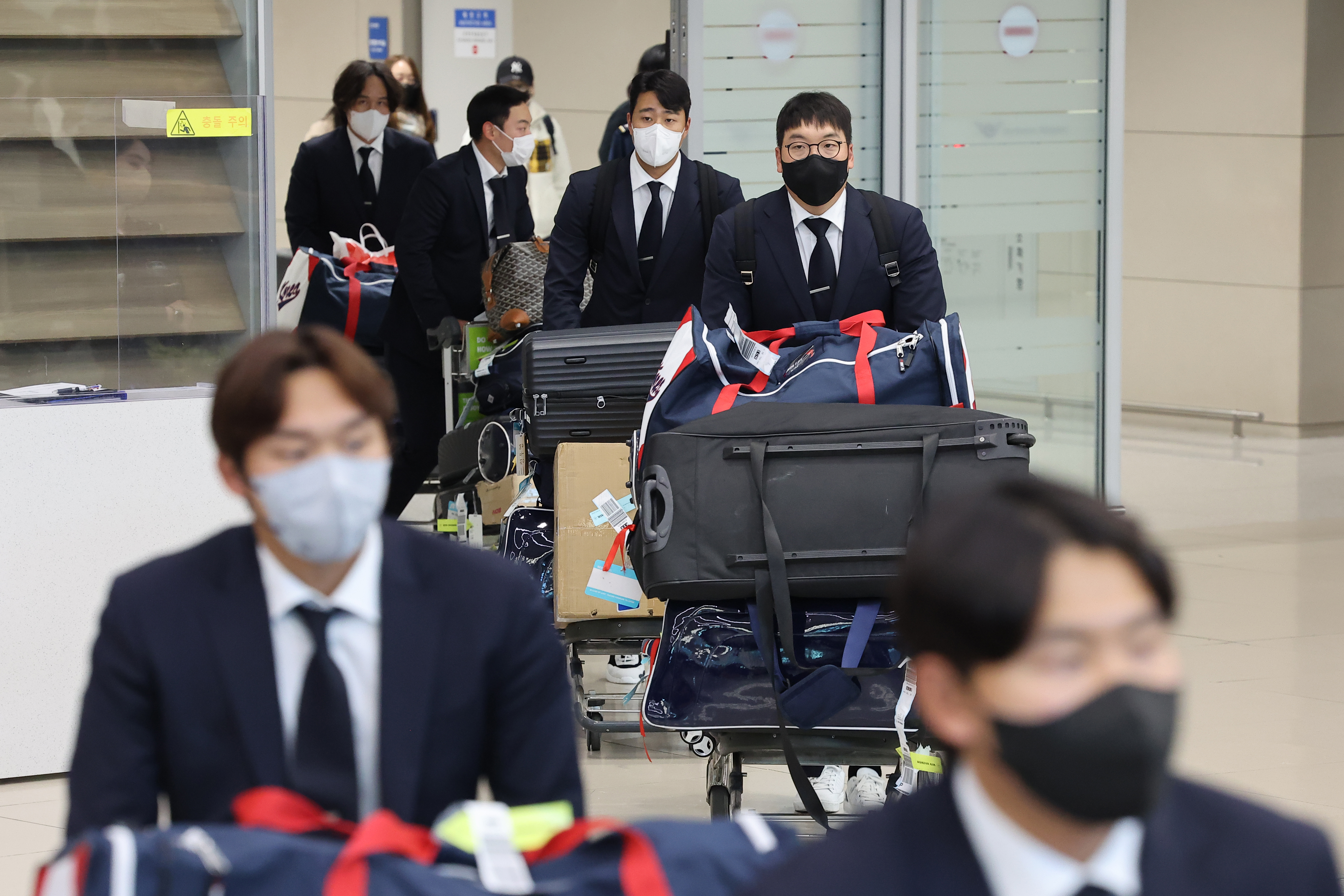 귀국한 WBC 야구 대표팀  2023 월드베이스볼클래식(WBC)에 출전한 한국 야구대표팀 선수들이 14일 오후 인천국제공항 2터미널을 통해 귀국해 이동하고 있다. 대표팀은 대회 1라운드 2승 2패를 기록해 8강 진출에 실패했다. 
연합뉴스