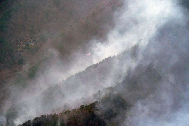 11일 산불이 발생한 경남 하동군 화개면 대성리 산에서 진화 작업이 이뤄지고 있다. 2023.3.11 산림청 제공