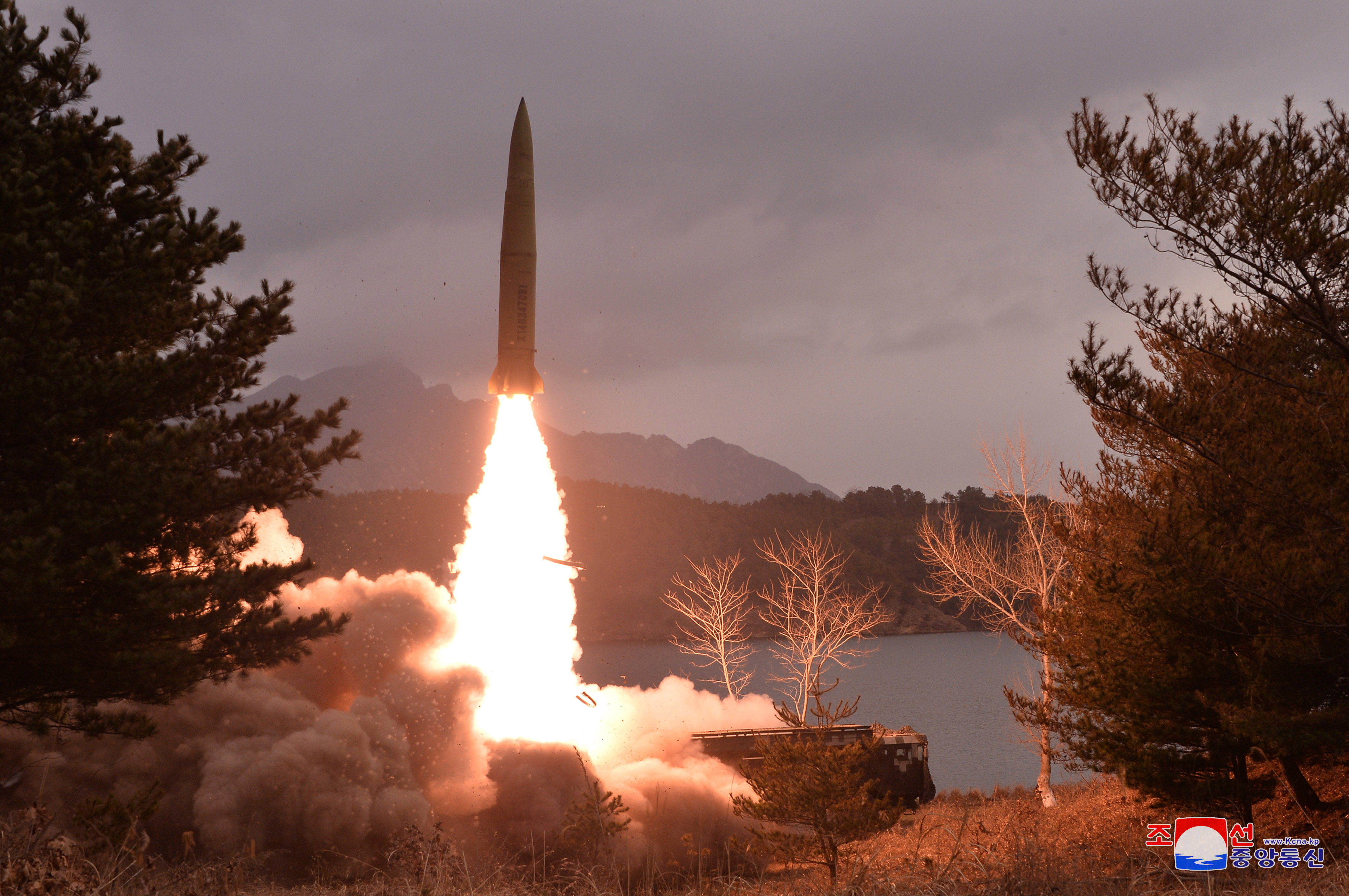 북한 “어제 미사일사격 훈련…장연서 지대지 탄도미사일 2발 사격”