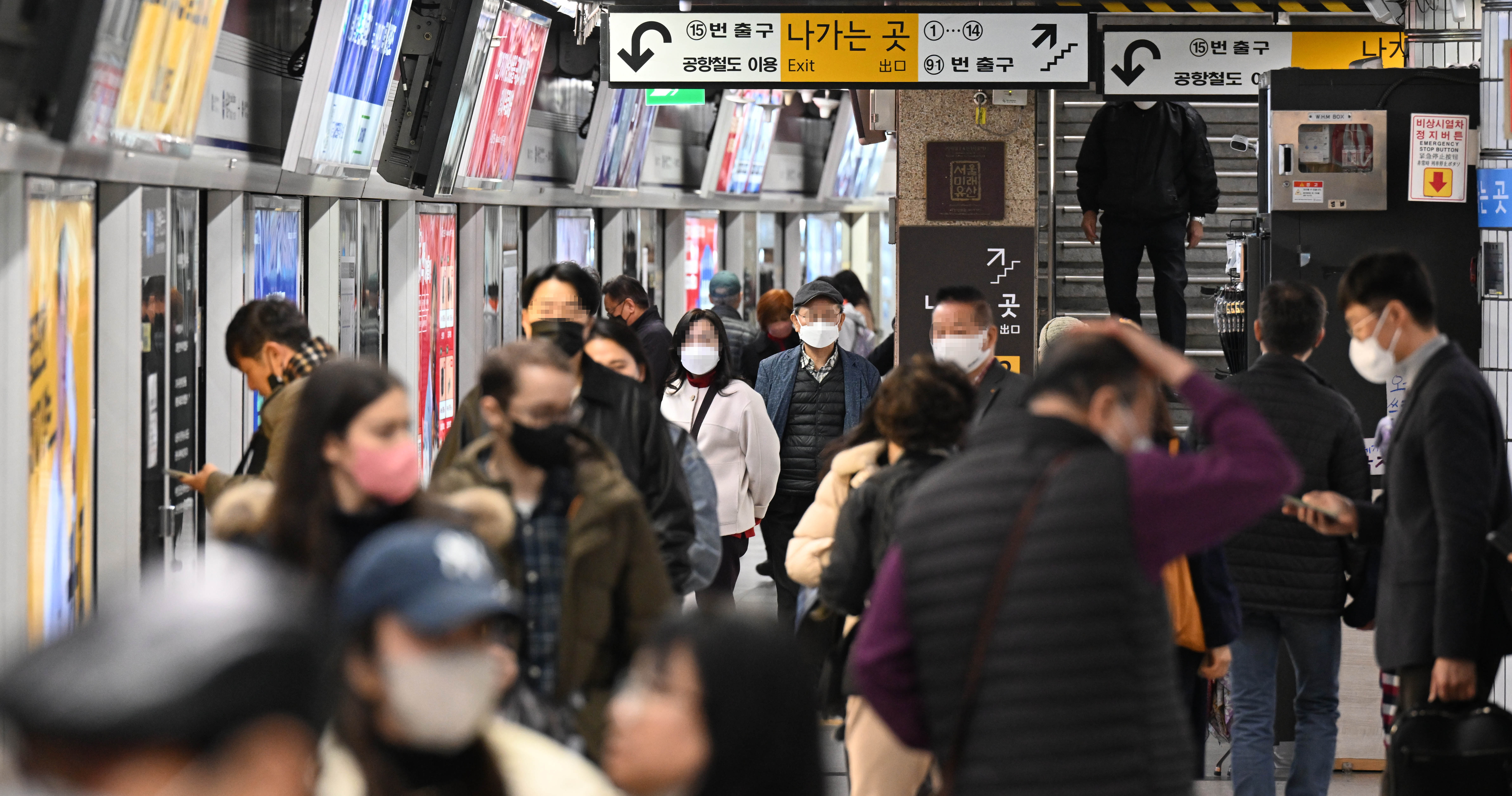 위 사건과 관련없는 지하철 이미지. 시민들이 지하철역에서 마스크를 쓰고 이동하고 있다. 2023.3.15 홍윤기 기자