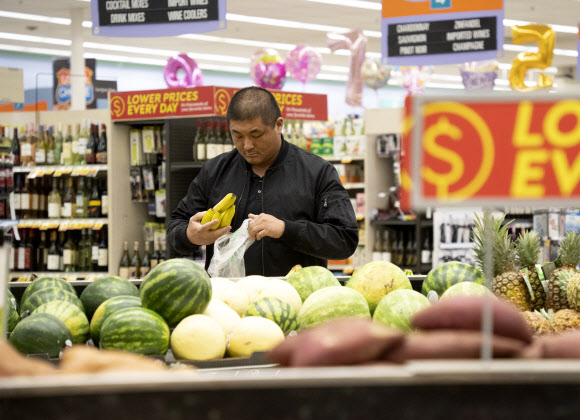 14일(현지시각) 미국 캘리포니아주 밀브레에 있는 슈퍼마켓에서 한 고객이 쇼핑을 하고 있다. 신화 연합뉴스