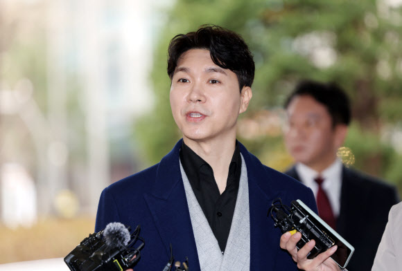 방송인 박수홍이 15일 오후 서울서부지방법원에서 횡령 혐의로 구속기소 된 친형의 속행공판에 증인으로 출석하며 입장을 발표하고 있다. 2023.3.15 연합뉴스