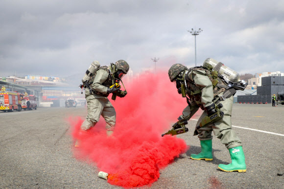 육군 제2작전사령부 장병들이 15일 부산항 일대에서 민관군 통합피해복구 훈련을 실시하고 있다. 이번 훈련은 53사단, 부산해수청, 부산항만공사 등 13개 기관이 참여했다. 2023.3.15. 육군 제2작전사령부 제공