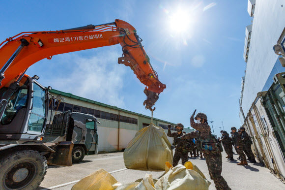 육군 제2작전사령부 장병들이 15일 부산항 일대에서 민관군 통합피해복구 훈련을 실시하고 있다. 이번 훈련은 53사단, 부산해수청, 부산항만공사 등 13개 기관이 참여했다. 2023.3.15. 육군 제2작전사령부 제공
