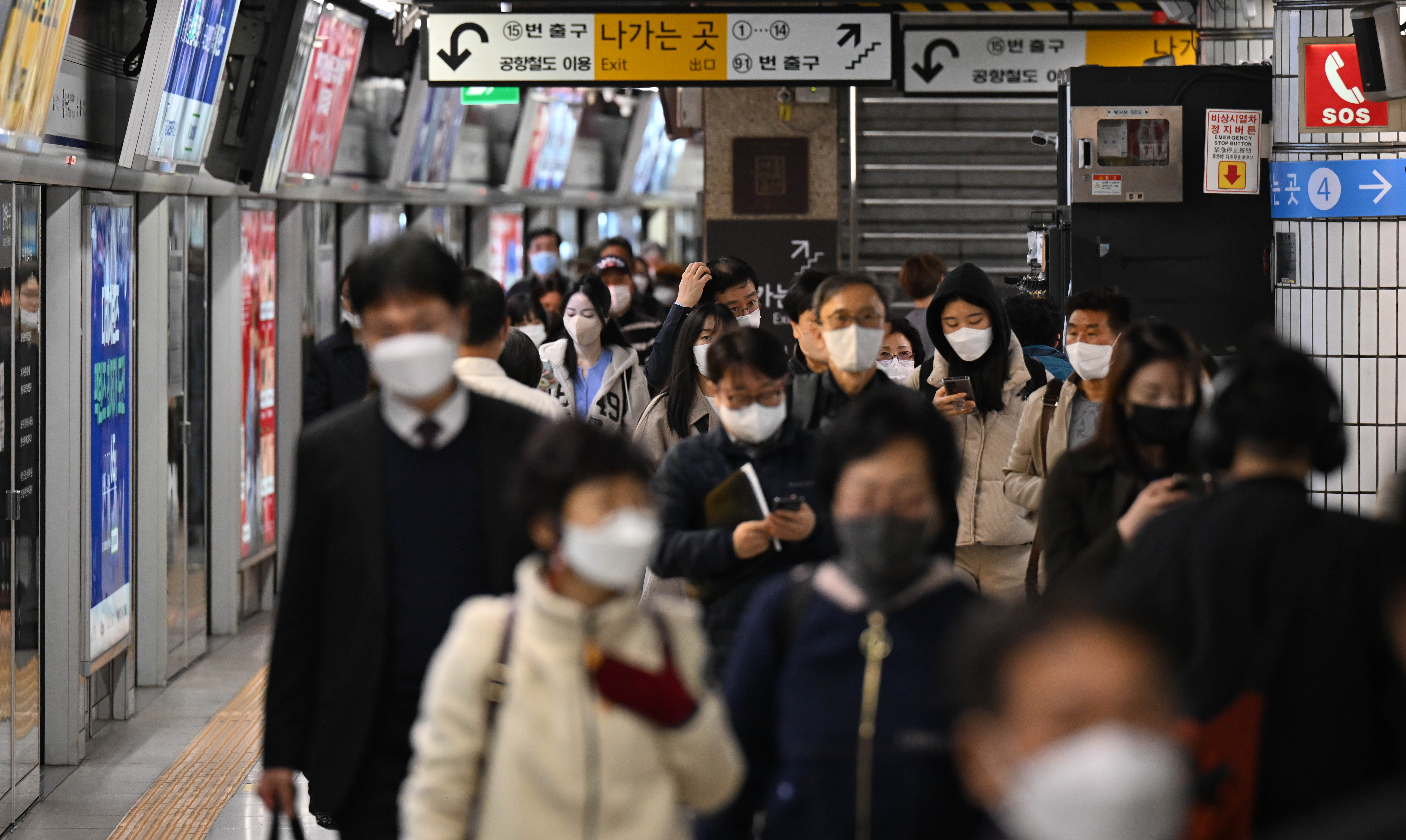 15일 서울 용산구 서울역에서 시민들이 마크를 쓰고 이동하고 있다. 정부는 오는 20일부터 버스와 지하철, 택시 등 대중교통 내에서의 마스크 착용 의무를 해재한다고 밝혔다. 2023.3.15 홍윤기 기자