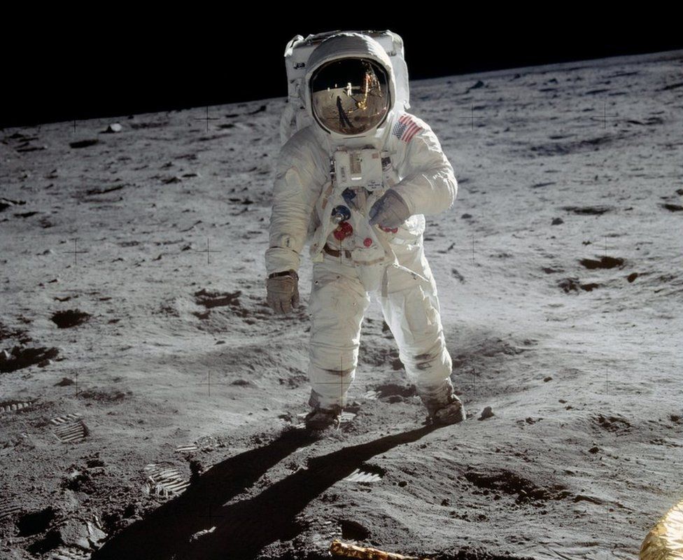 1969년 버즈 올드린이 달의 표면을 거닐고 있다. AFP 자료사진