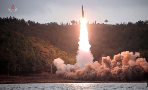 북한 지난 14일 황해남도 장연군 일대에서 시험 발사한 북한 지대지 전술탄도미사일. 조선중앙TV 화면.