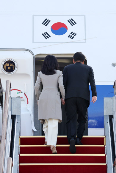 1박2일 일정으로 일본을 방문하는 윤석열 대통령과 김건희 여사가 16일 오전 성남 서울공항에 도착, 공군 1호기에 탑승하고 있다. 2023.3.16 연합뉴스